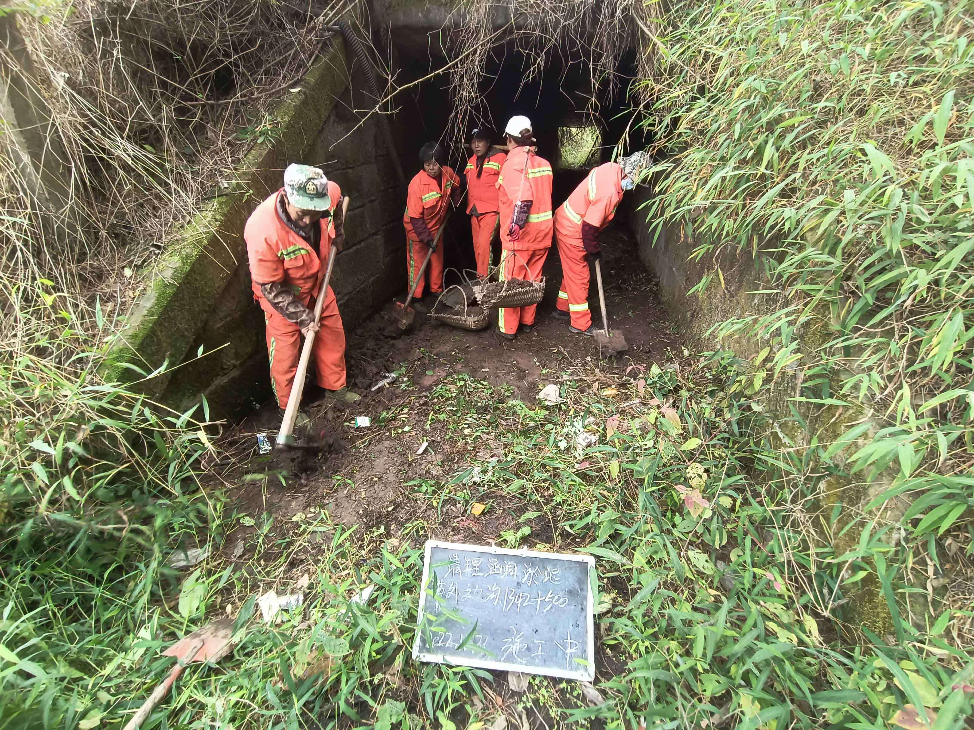 内江管理处圆满完成涵洞清淤工作