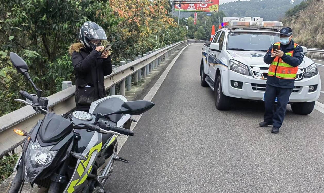 简讯：成都管理处妥善处置误入高速公路摩托车