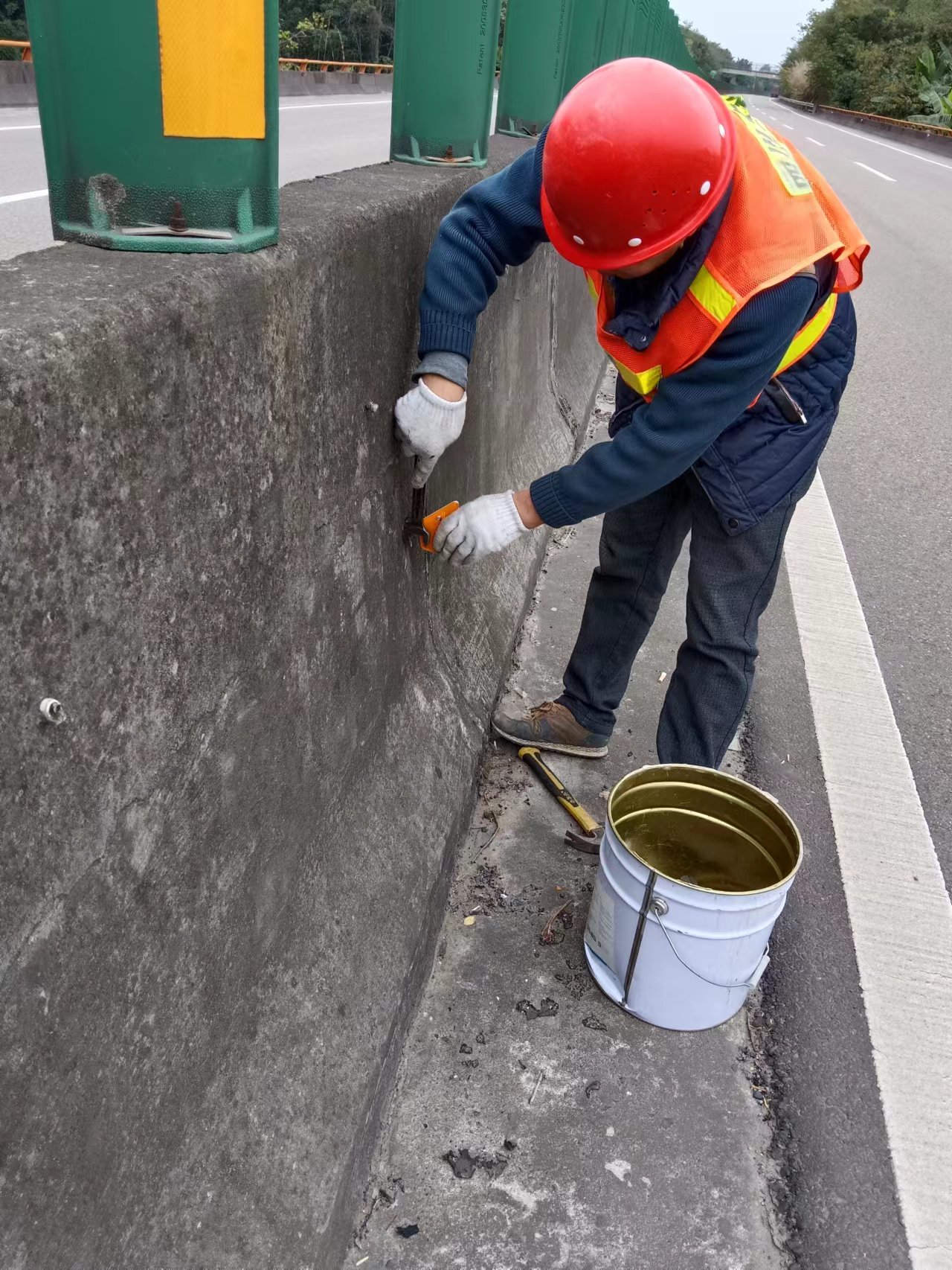 资阳管理处完成路域反光轮廓标更新安装作业