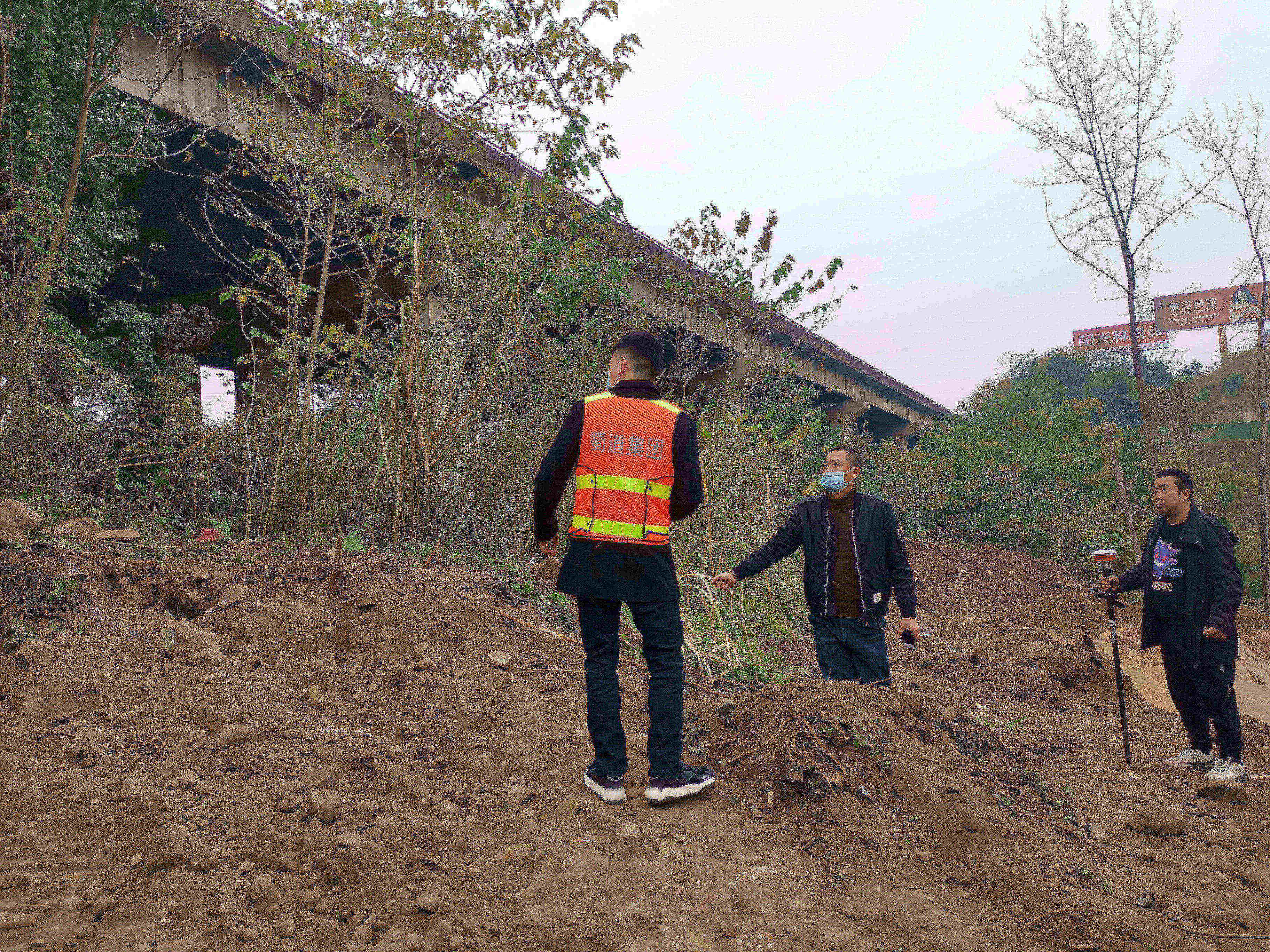 2022.12.6+成渝分公司+内江管理处加强穿（跨）越施工监管 护航车辆平安通行+杨智勇