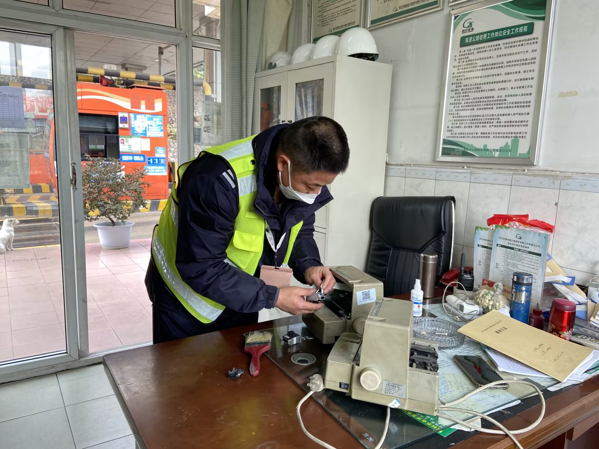 12.8+邓建军+成都管理处石盘收费站节能降耗在行动