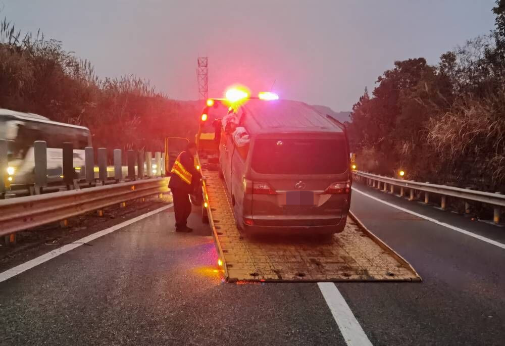 12.9+ 王超 江荣中+成都管理处快速处置单车事故保畅通