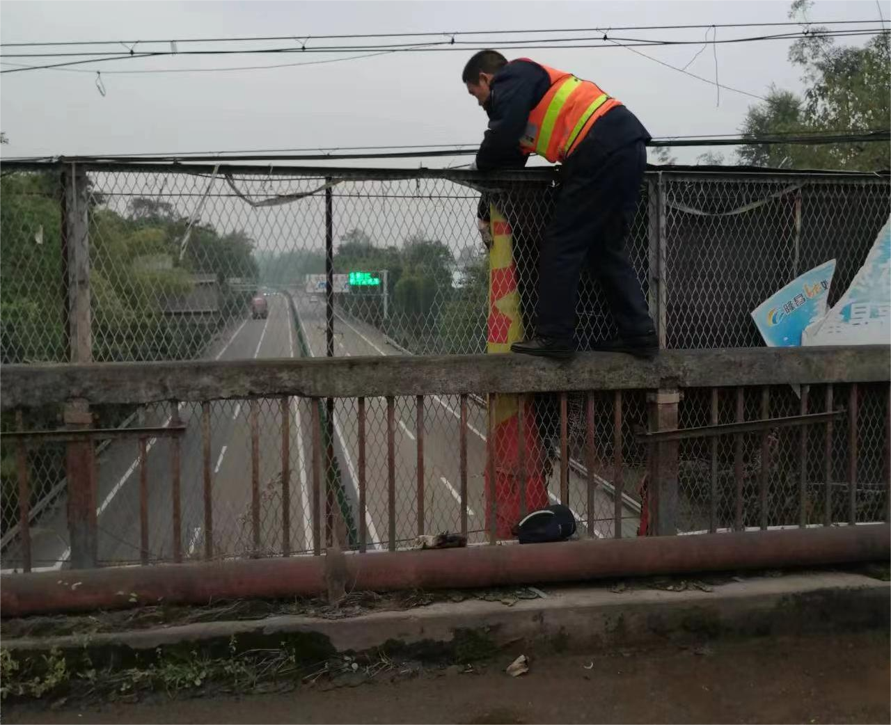 2022.12.8+成渝分公司+简讯：内江管理处及时消除路内安全隐患+肖凌凌