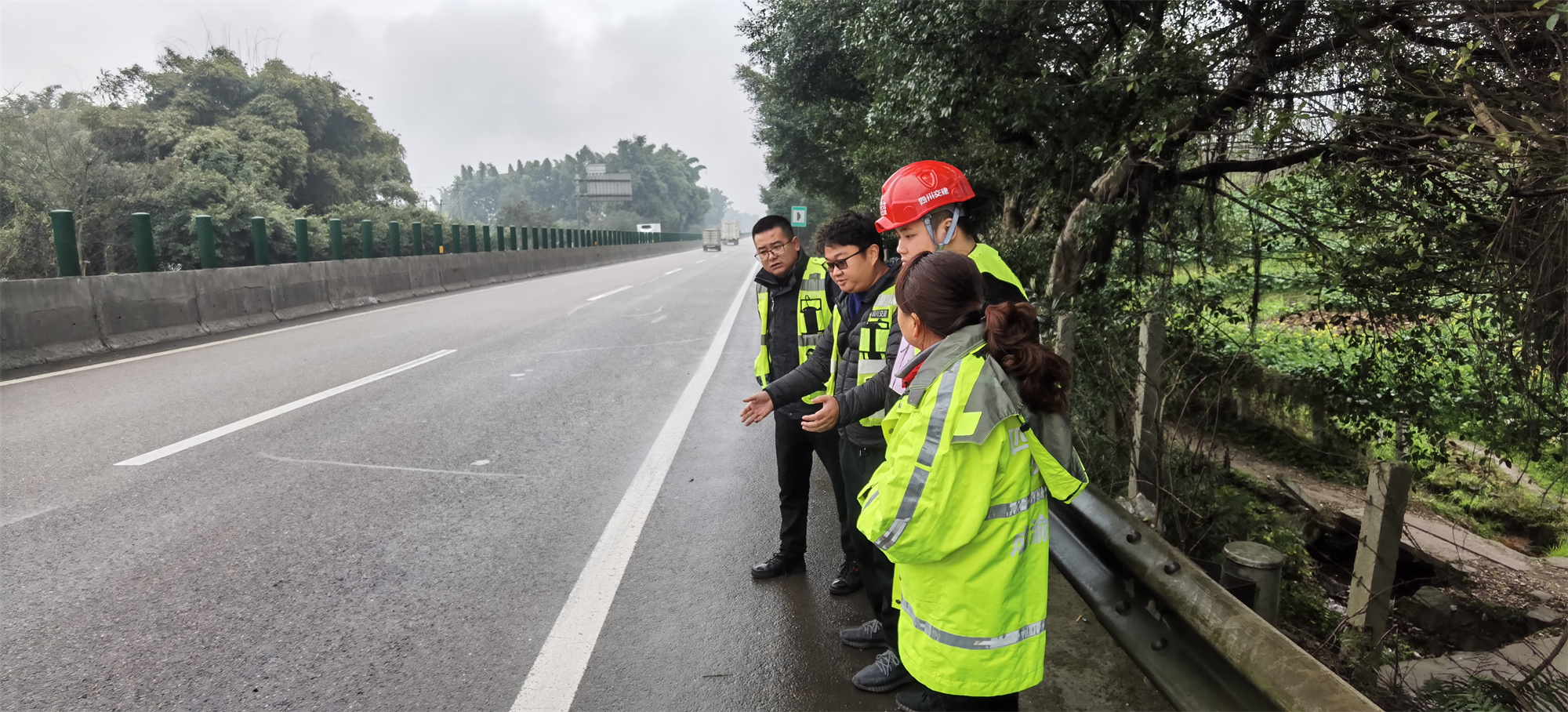 公司养护工程部实地踏看成渝高速内江段路基加宽路段