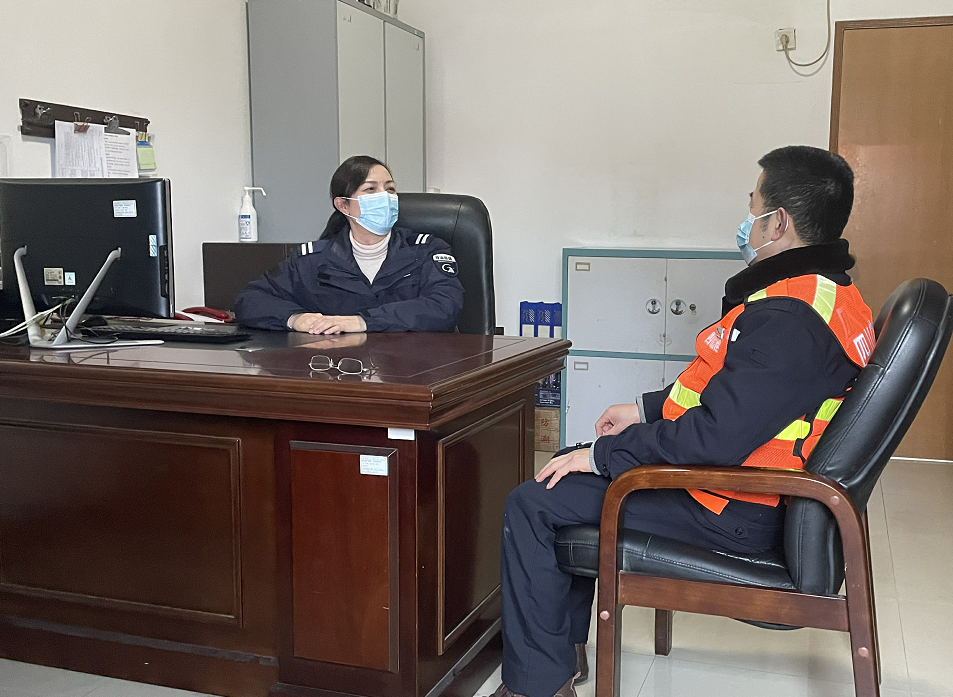 2021.2.21+黄尹+内江管理处渔箭收费站开展一对一谈心谈话 2021.2.21+黄尹+内江管理处渔箭收费站开展一对一谈心谈话