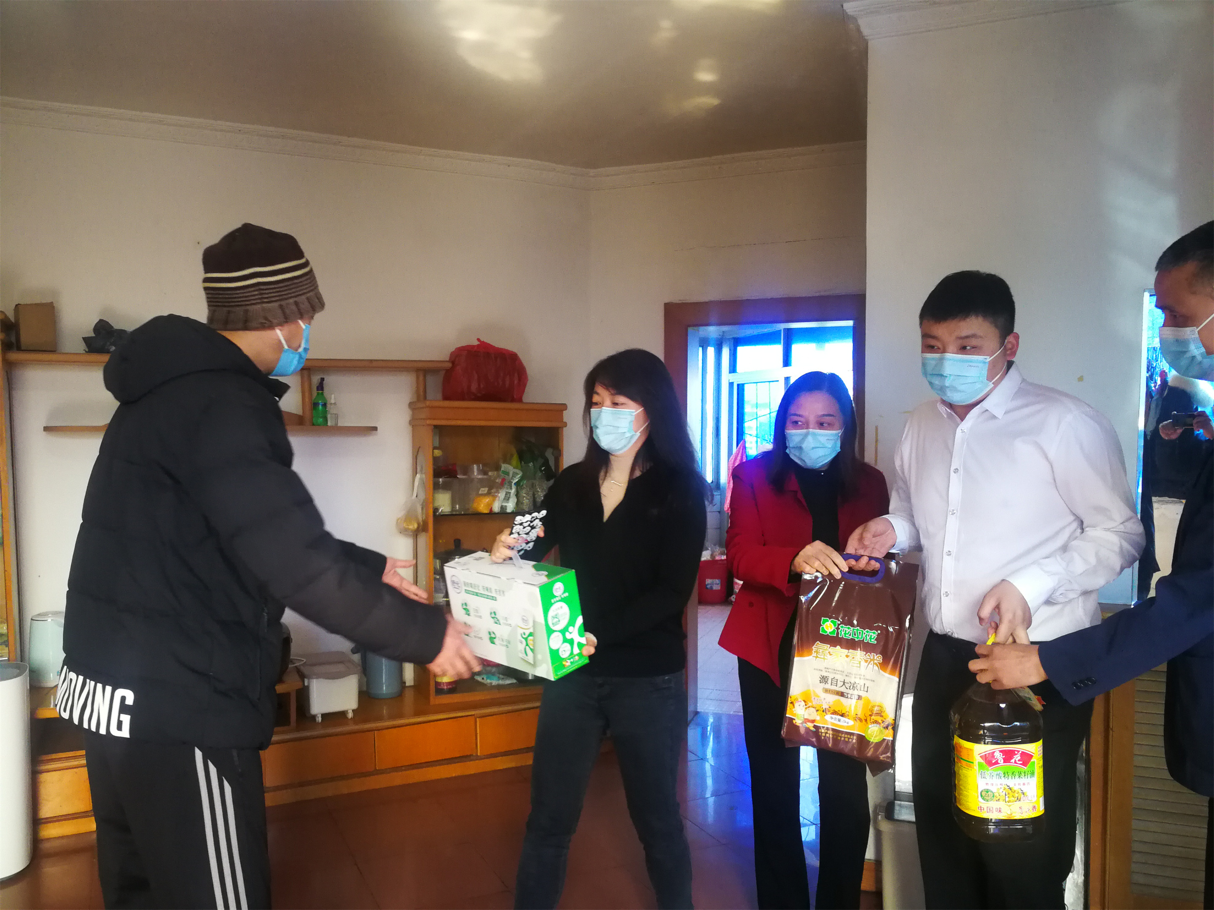 成渝分公司党委委员、工会主席罗新蕾慰问困难职工