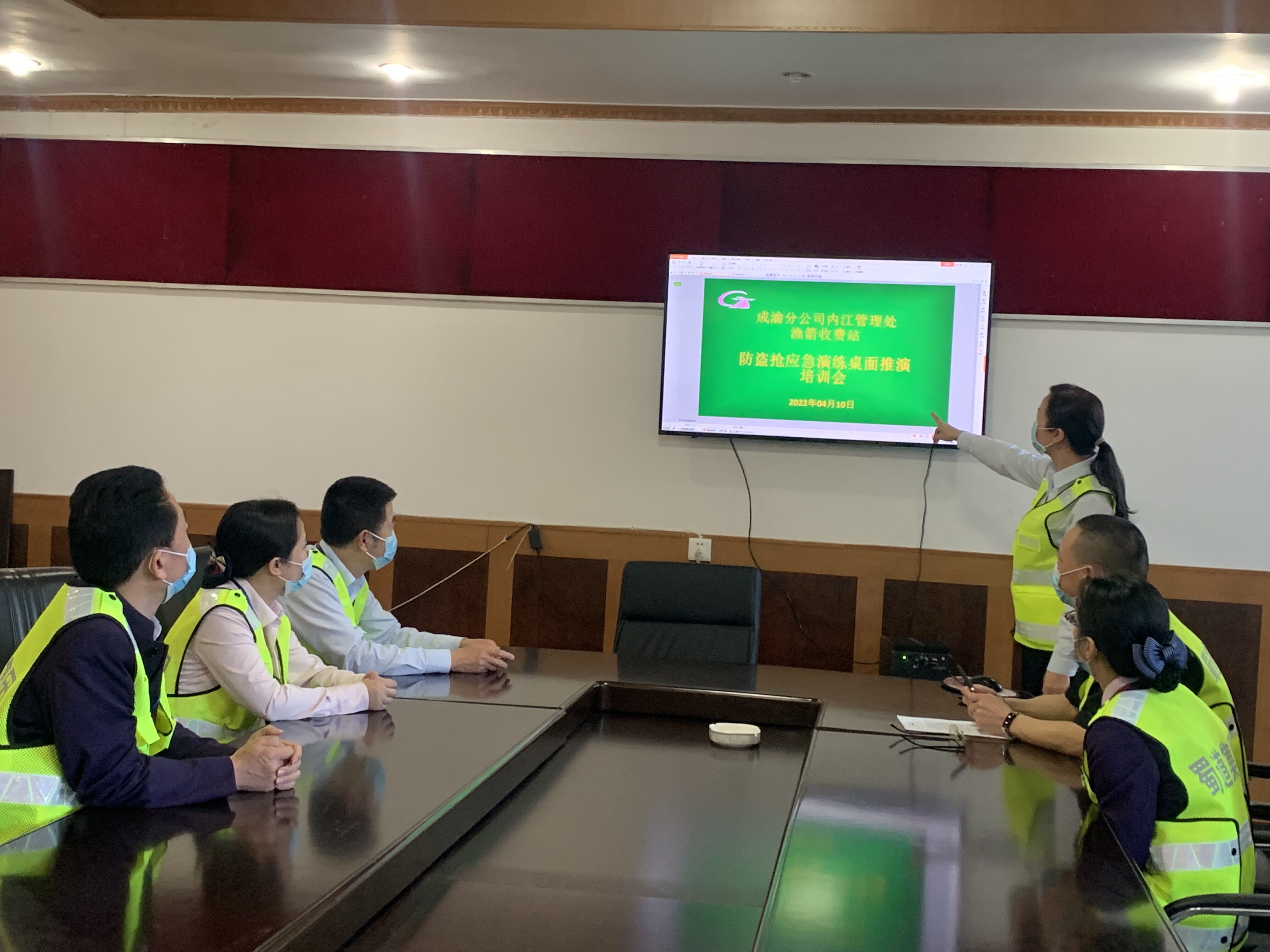 成渝高速渔箭收费站开展防盗抢应急处置桌面演推