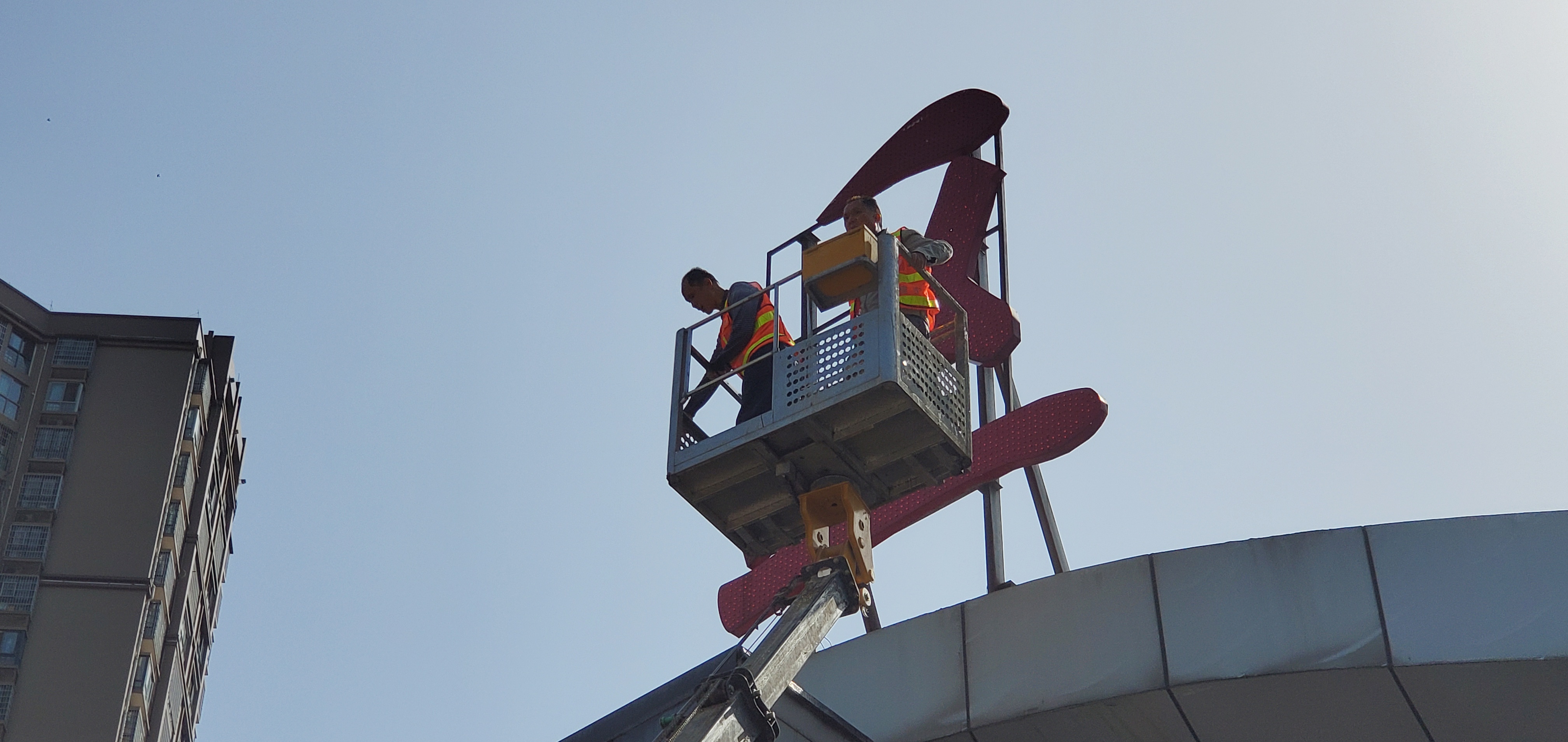 提升服务形象 推进亮化工程——内江管理处及时维修收费站站名灯