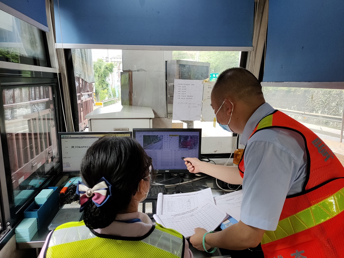 内江管理处严把进出口治超关 全力保障辖段安全畅通