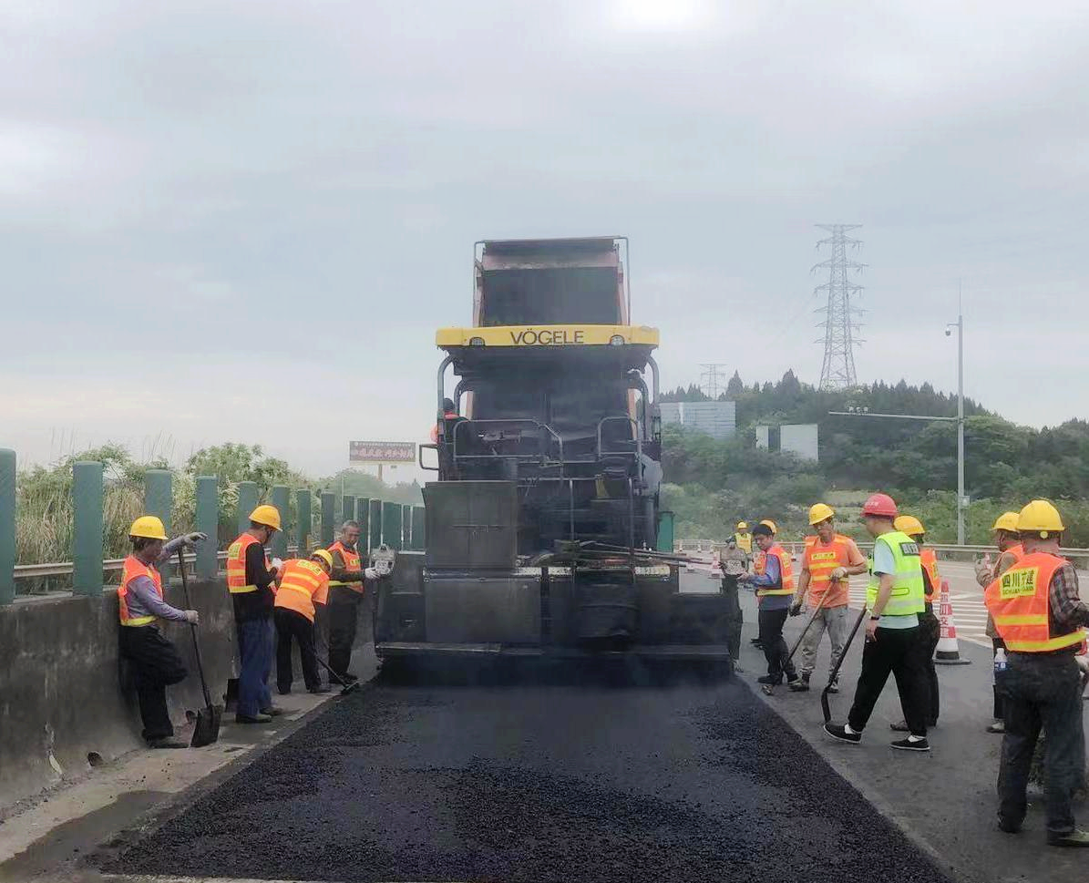 资阳管理处积极处治路面跳车隐患