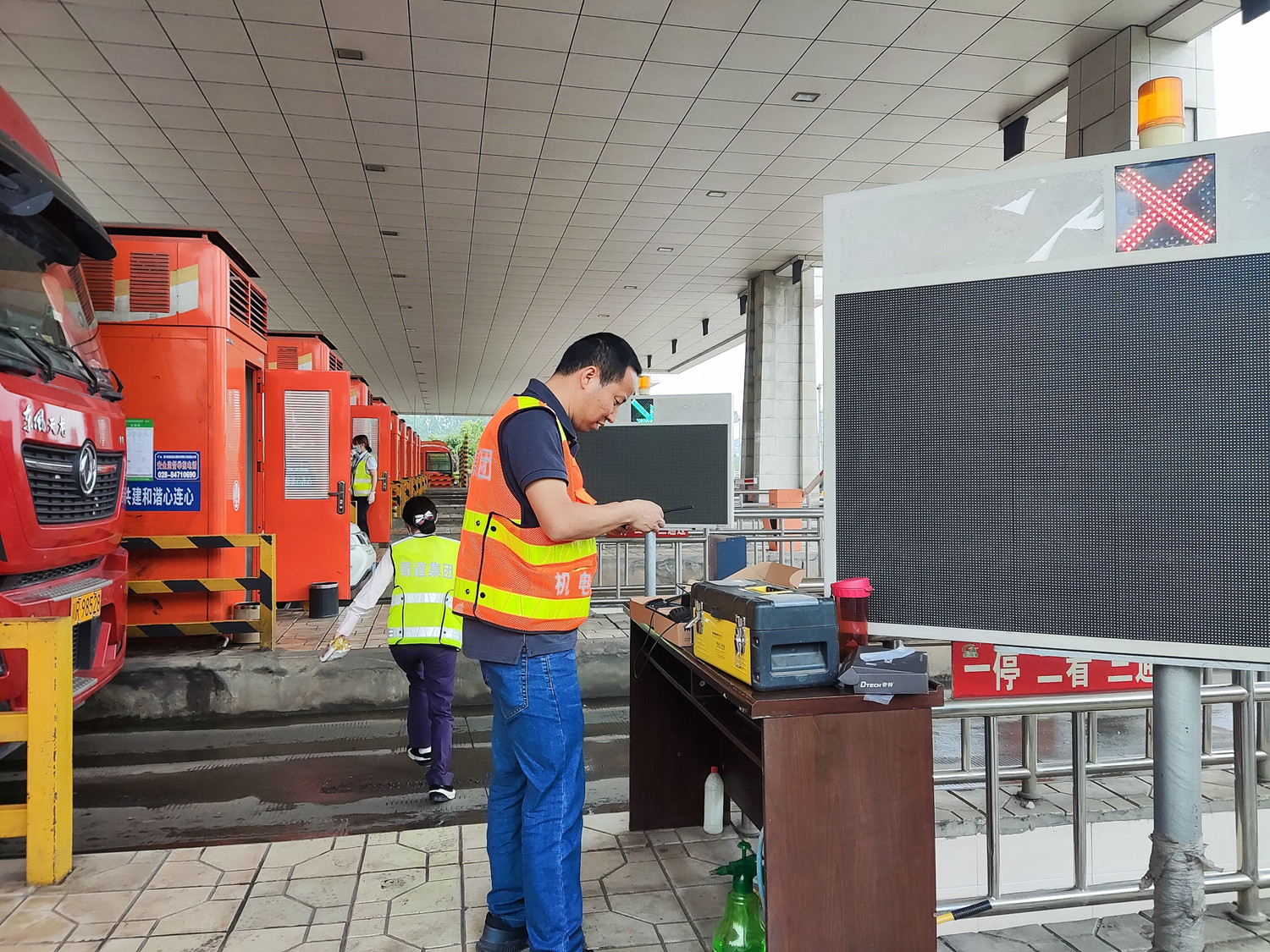 2022.4.26+成渝分公司+内江管理处强化机电保障助力疫情防控 +李索奇