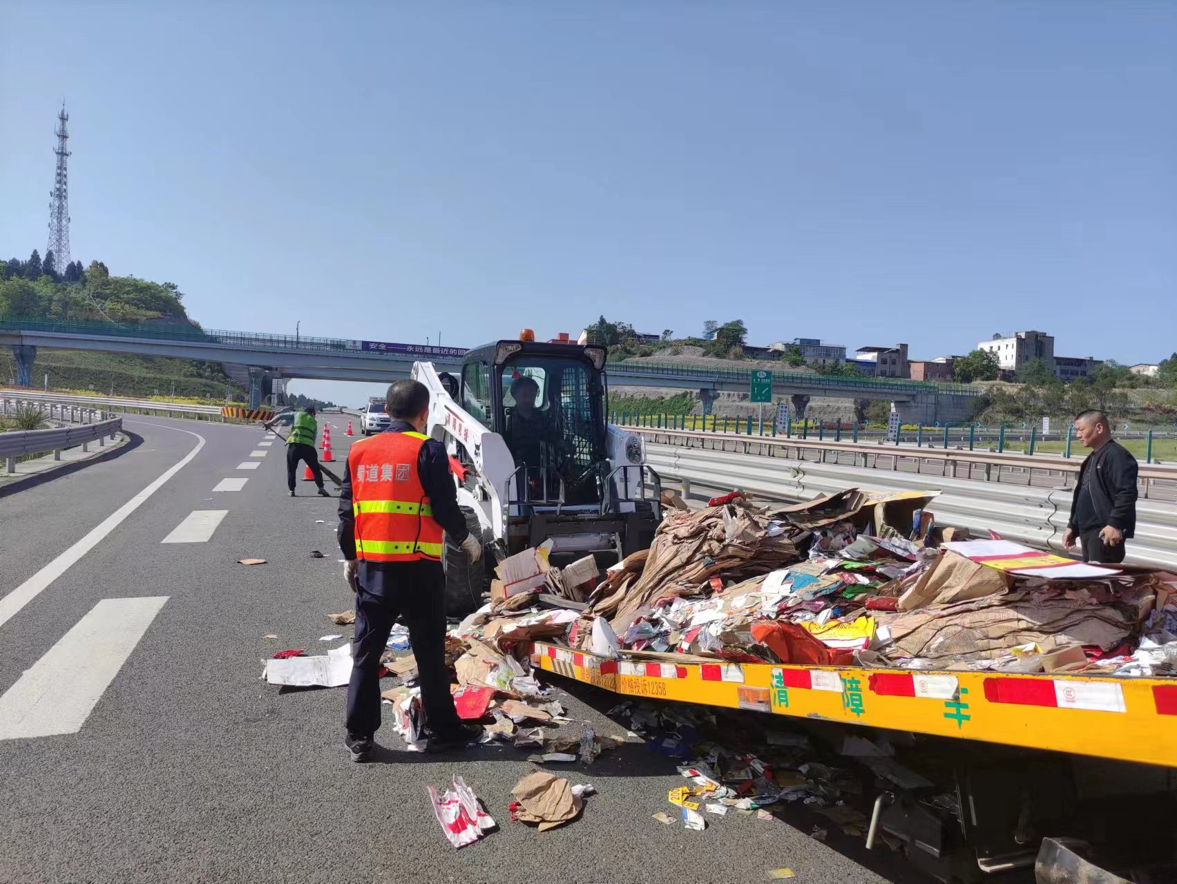 2022.4.27+成渝分公司+成都管理处及时清理路面散落货物+陶磊