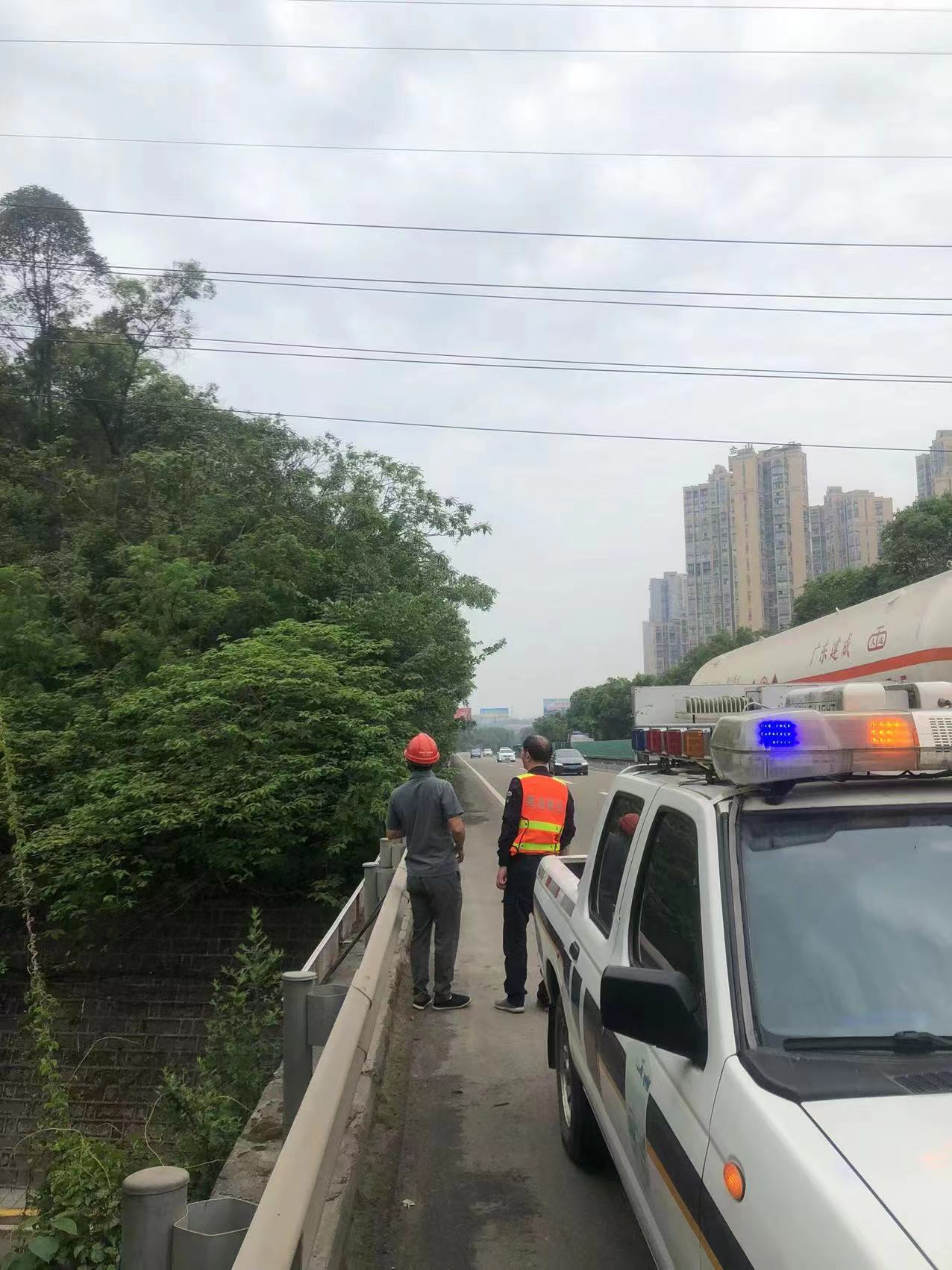 4.28+张鹏+资阳管理处开展跨越电力线路安全专项排查1