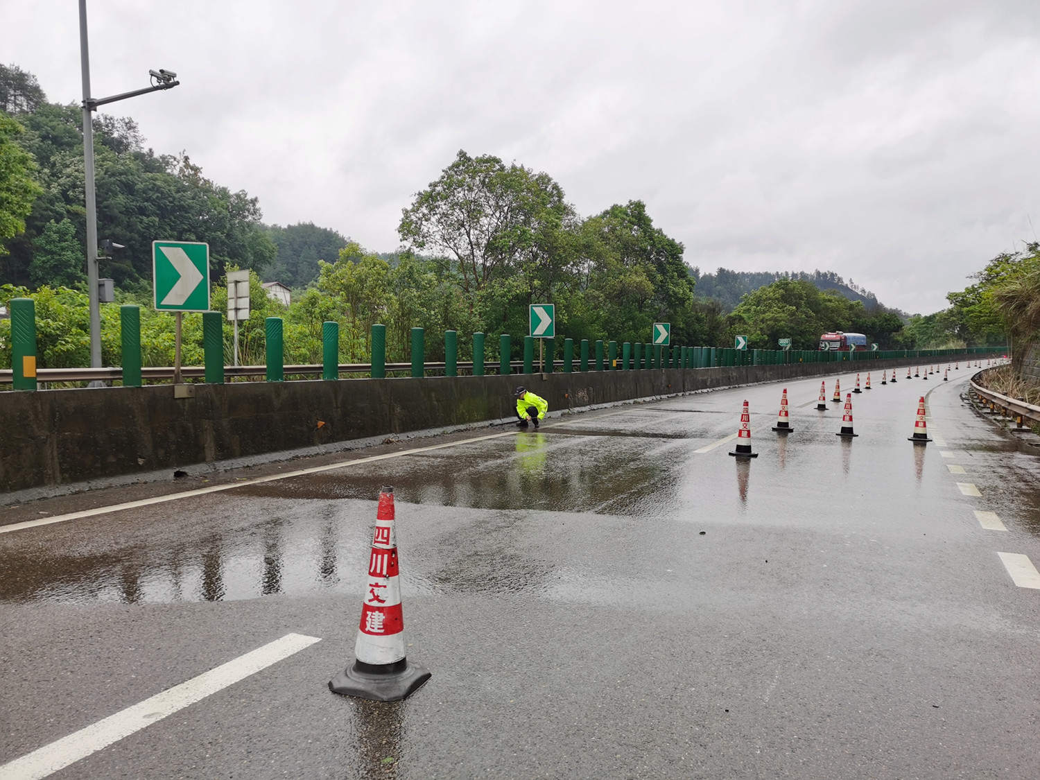 5.10+徐博+资阳管理处开展雨中巡查和雨后核查工作