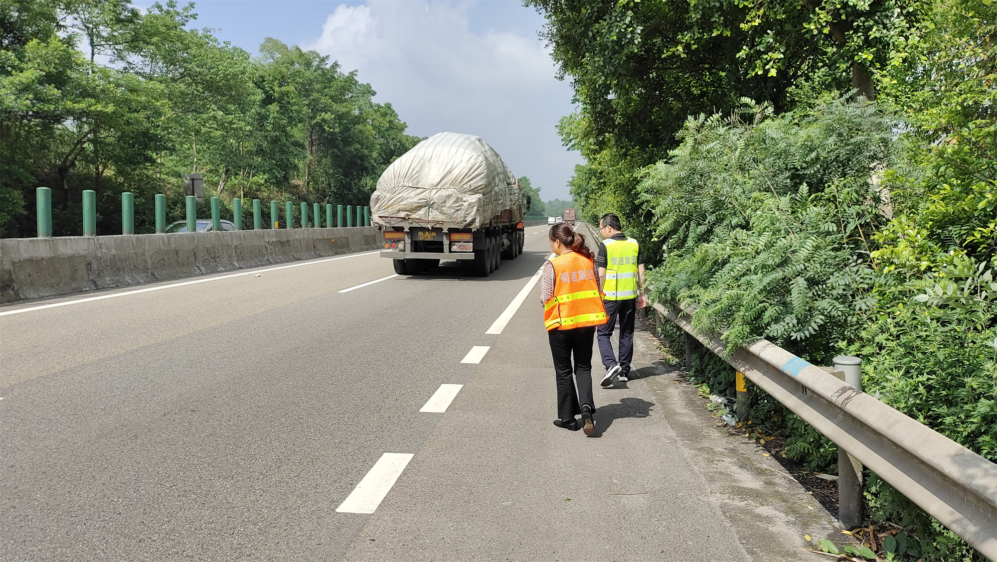 2022.5.13+成渝分公司+内江管理处开展路面热再生试验段回头看工作+雷腾森