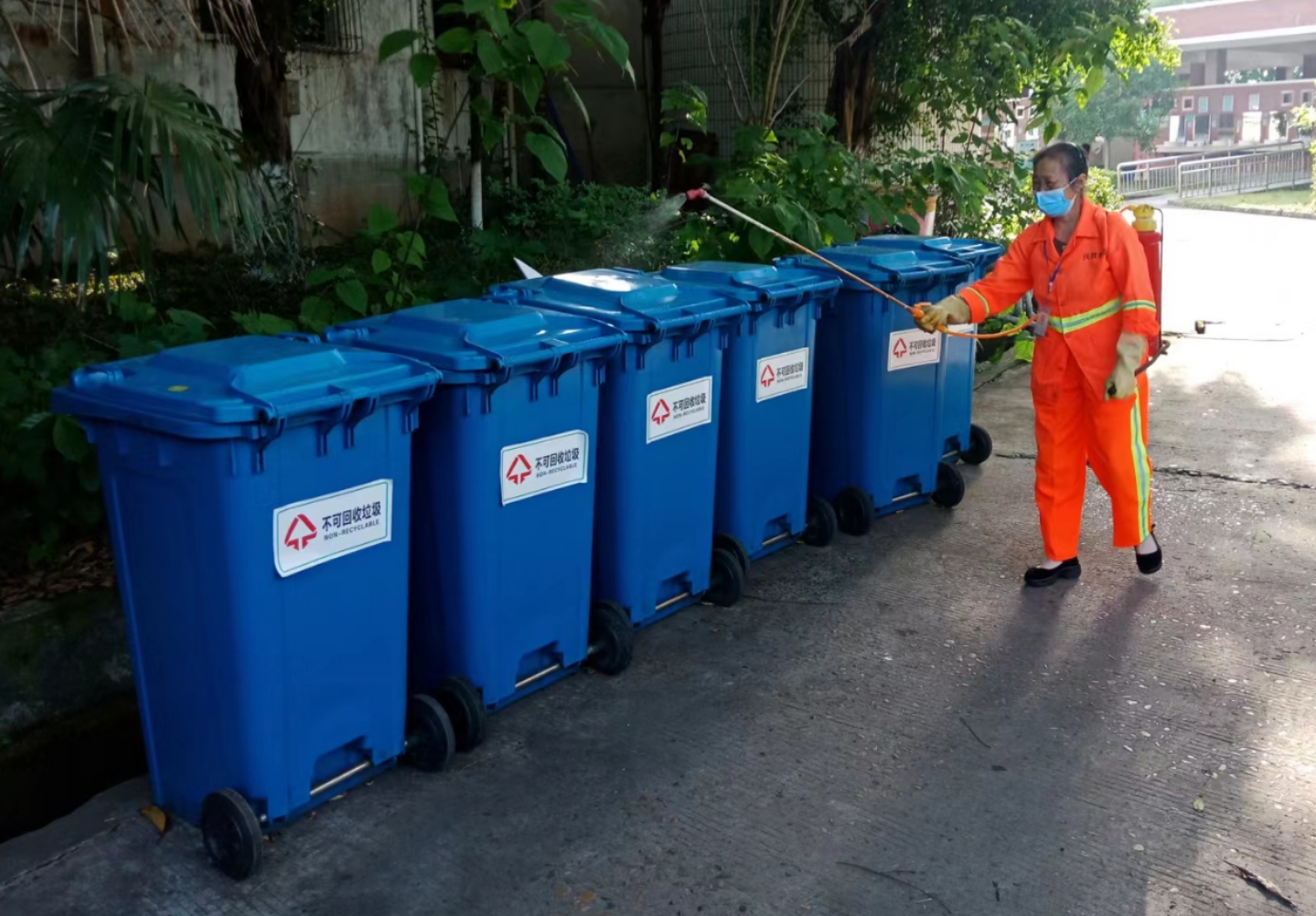 2022.5.14+成渝分公司+成渝高速隆昌停车区组织开展灭蚊蝇专项消杀环保行动+钟莉