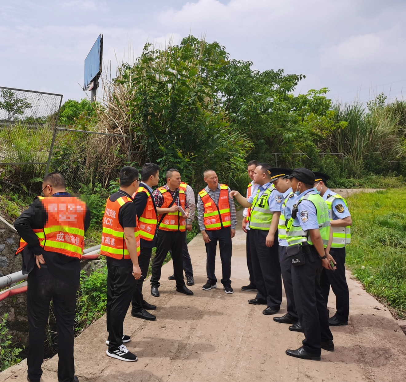 成渝高速资阳联勤办召开成渝高速资中收费站内绿化管养作业安全协调会