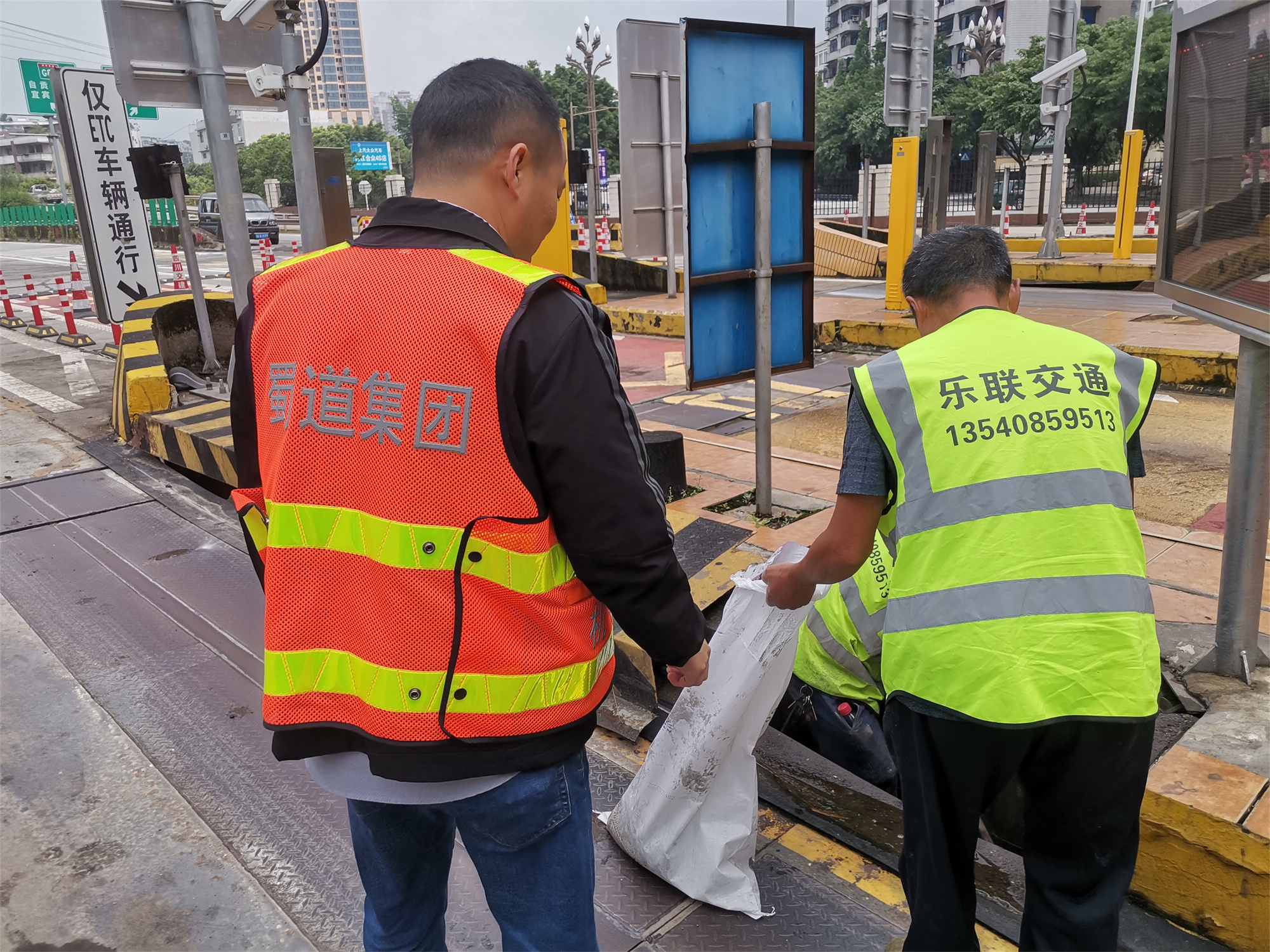 内江管理处完成收费站计重设备清淤专项工作