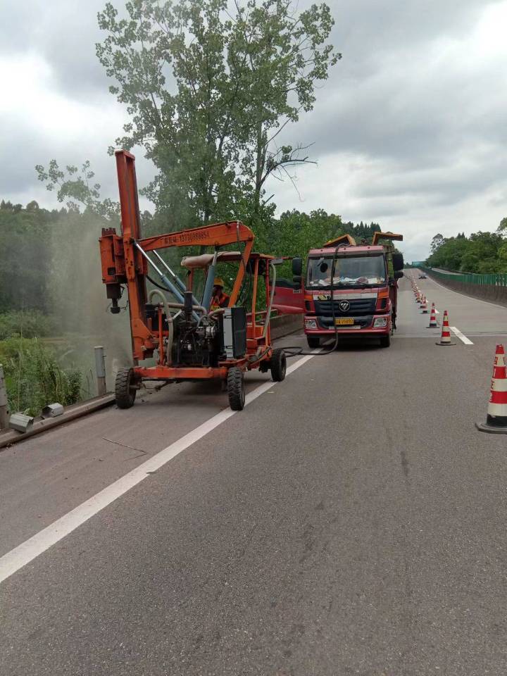 2022.5.27+内江管理处积极处置临崖路段安全隐患