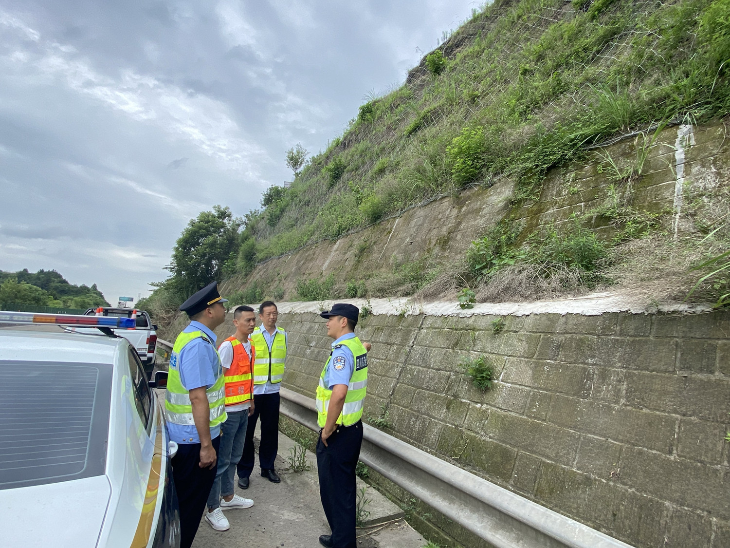 5.30+李林+成渝高速资阳联勤办开展端午节前道路安全隐患排查
