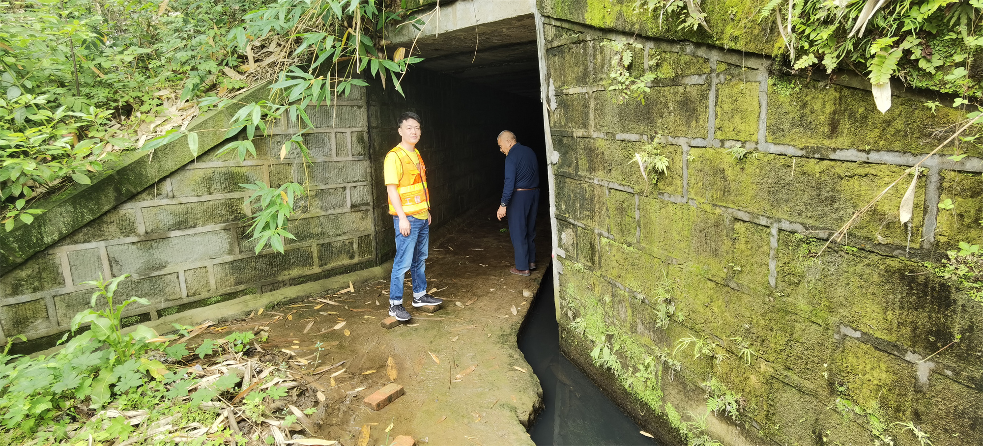 2022.6.7+成渝分公司+内江管理处清理堵塞涵洞为群众解难题+秦英杰