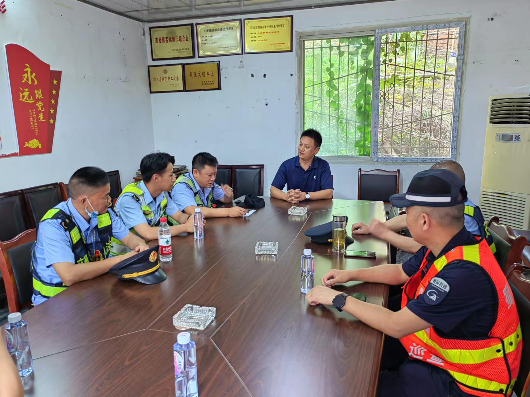 6.17+徐博+成渝高速资阳联勤办联合地方交通运输部门开展6月“五进”安全宣传活动
