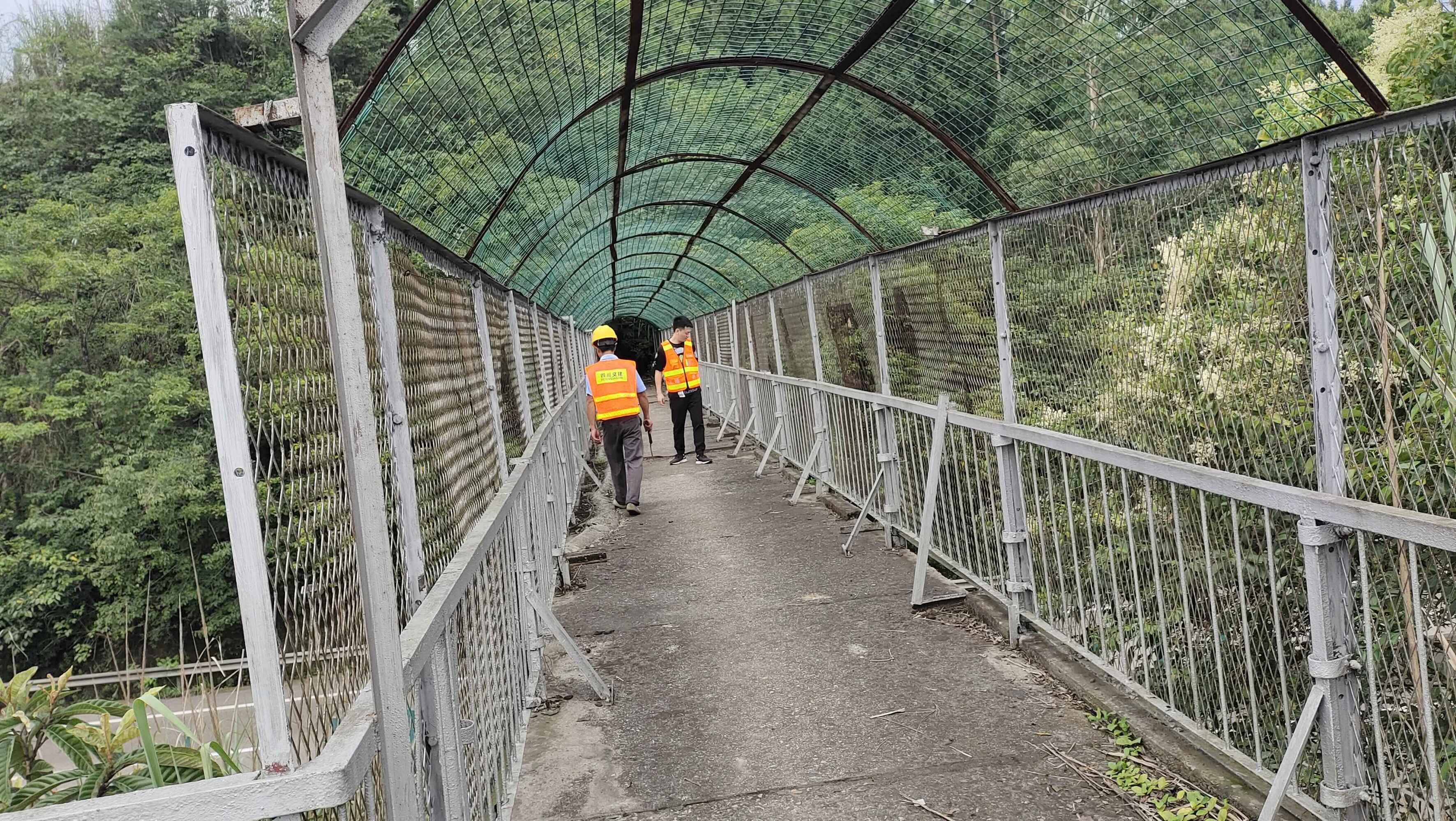 2022.6.22+成渝分公司+内江管理处处治跨线桥梁栏杆病害+雷腾森