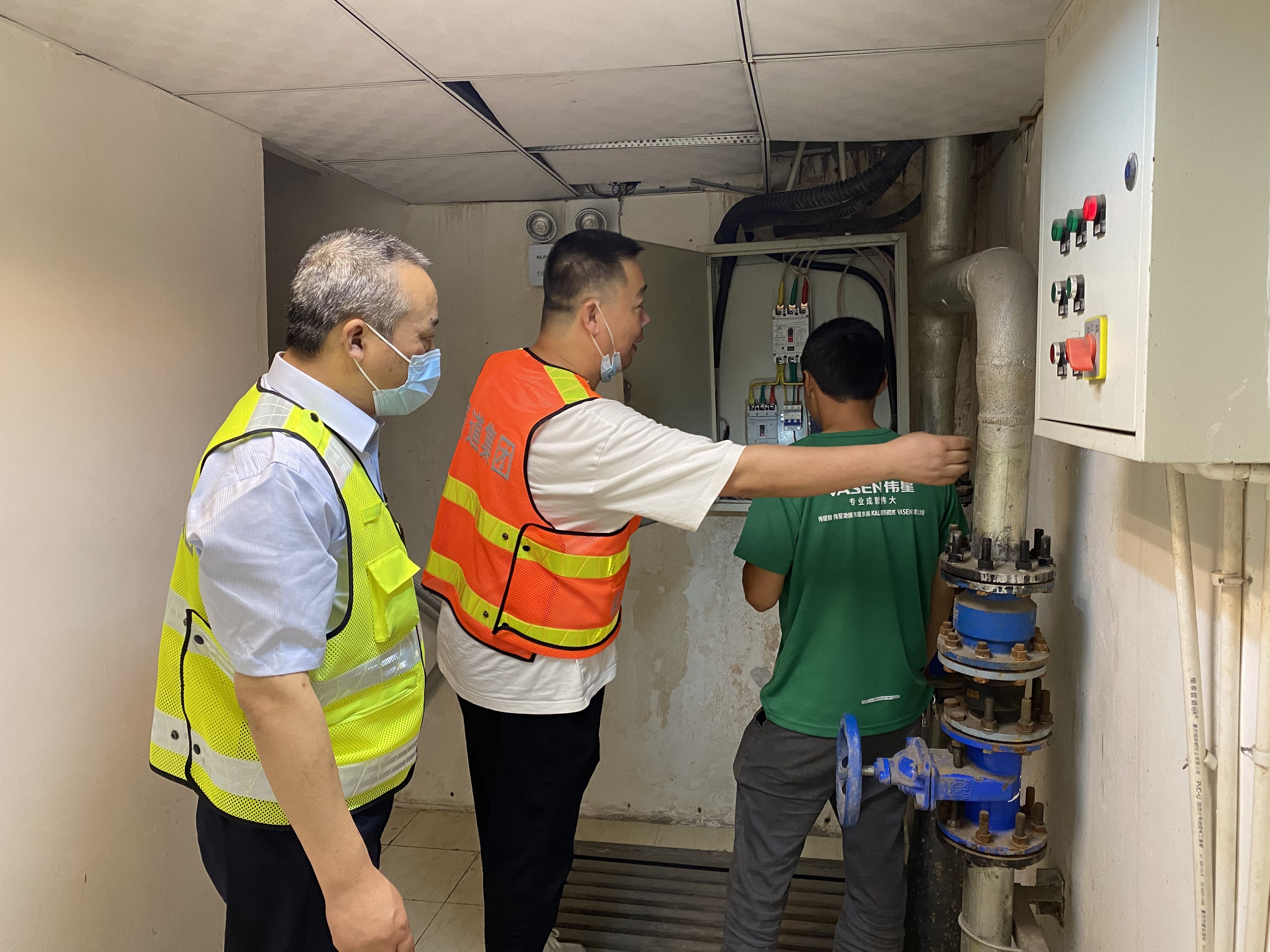 2022.6.6+成渝分公司+成渝高速公路简阳北收费站开展汛期隐患排查整治工作+钟梦影