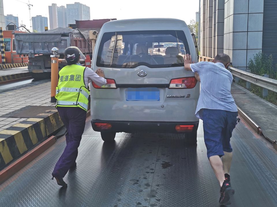 7.11+何成香+战高温  斗酷暑 成渝高速资阳高新区收费站强化夏季保畅工作