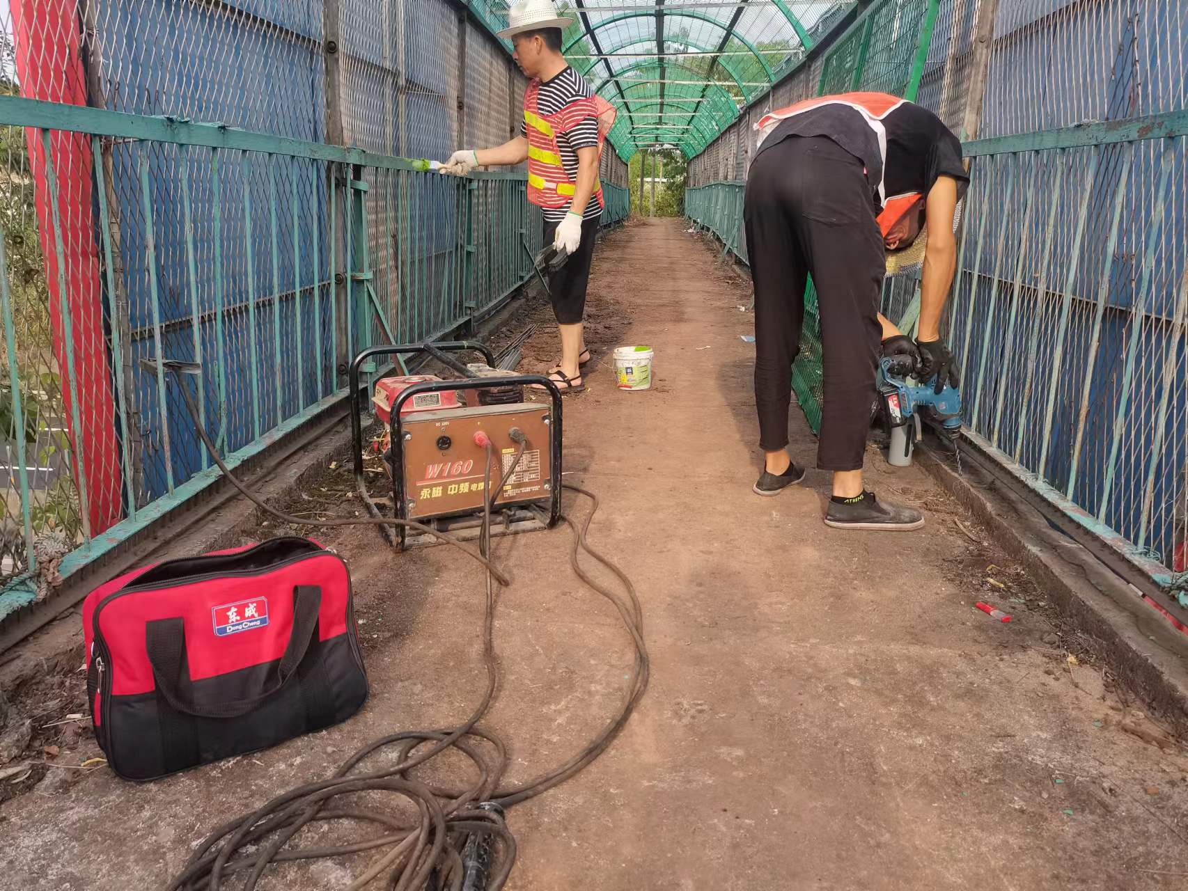 2022.7.13+成渝分公司+成都管理处开展人行天桥防抛网及栏杆整修施工+唐诗瑶