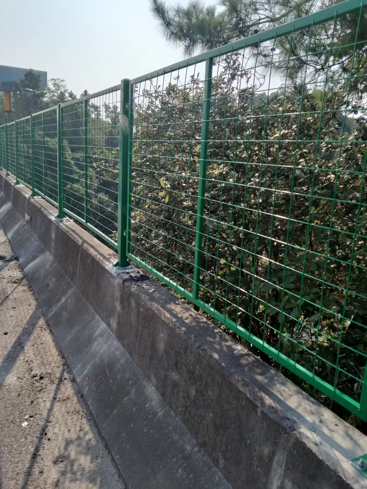 2022.7.12+成渝分公司+简讯：内江管理处增设桥梁防抛网+雷腾森