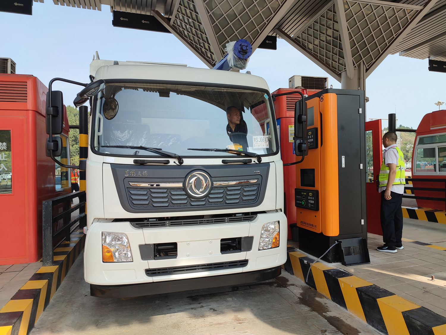 7.15+朱志强+成渝高速公路车道智慧收费机器人系统正式投入试运行