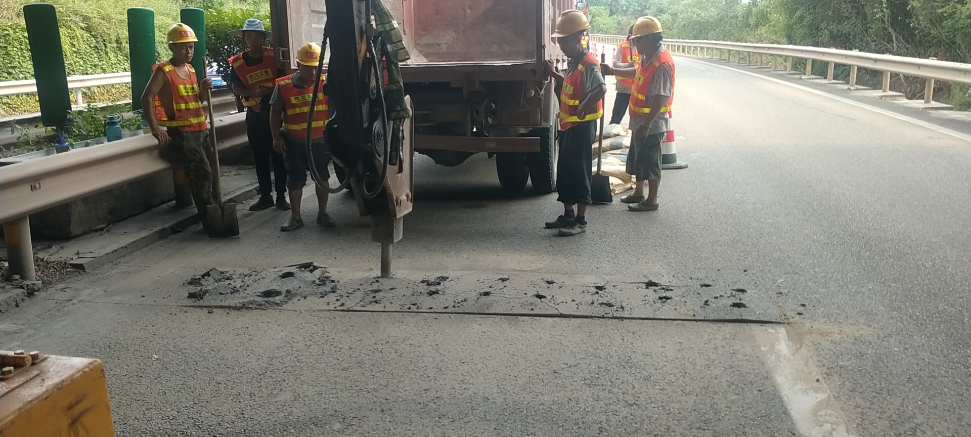 2022.7.13+成渝分公司+成都管理处组织开展路面积水专项处治工作+唐诗瑶