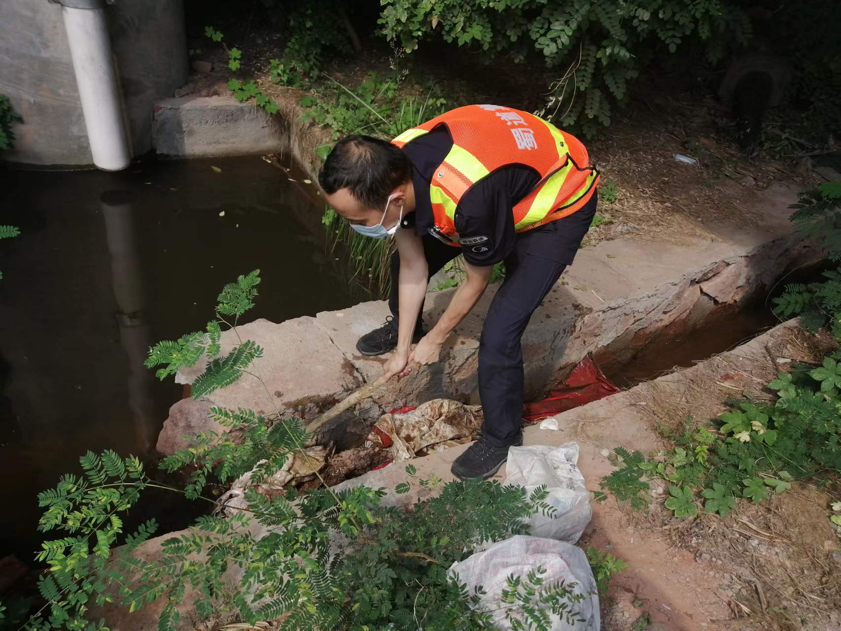 2022.7.14+成渝分公司+成都管理处及时处置排水沟堵塞隐患+王超
