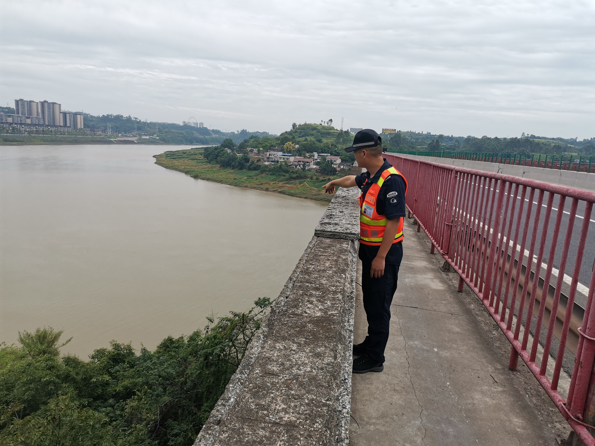 2022.7.20+成渝分公司+内江管理处路产管护队伍加强违法采砂监管+杨智勇