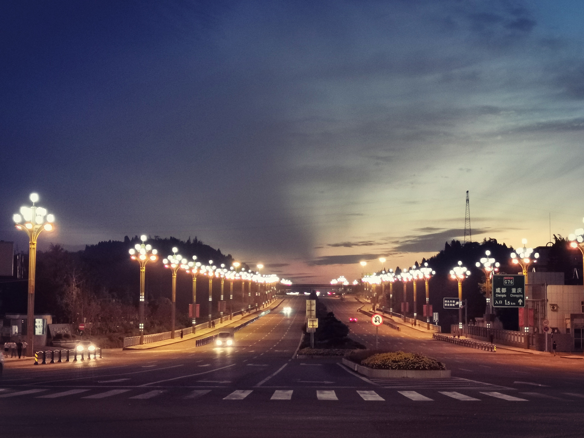 386、街灯映晚霞》+四川成渝高速公路股份有限公司成渝分公司资阳管理处+何成香_副本