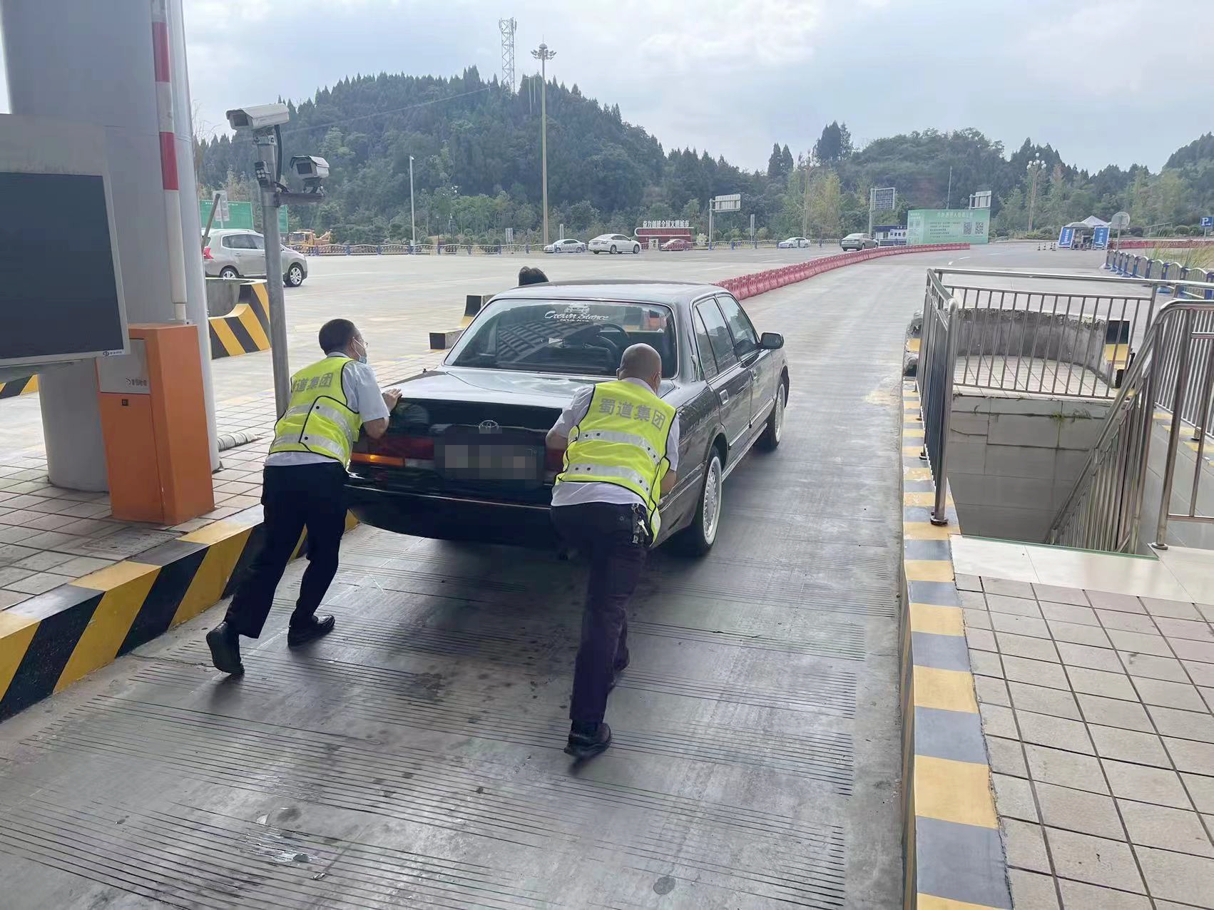 7.18+左正娣+成渝高速公路资阳收费站积极服务过往司乘