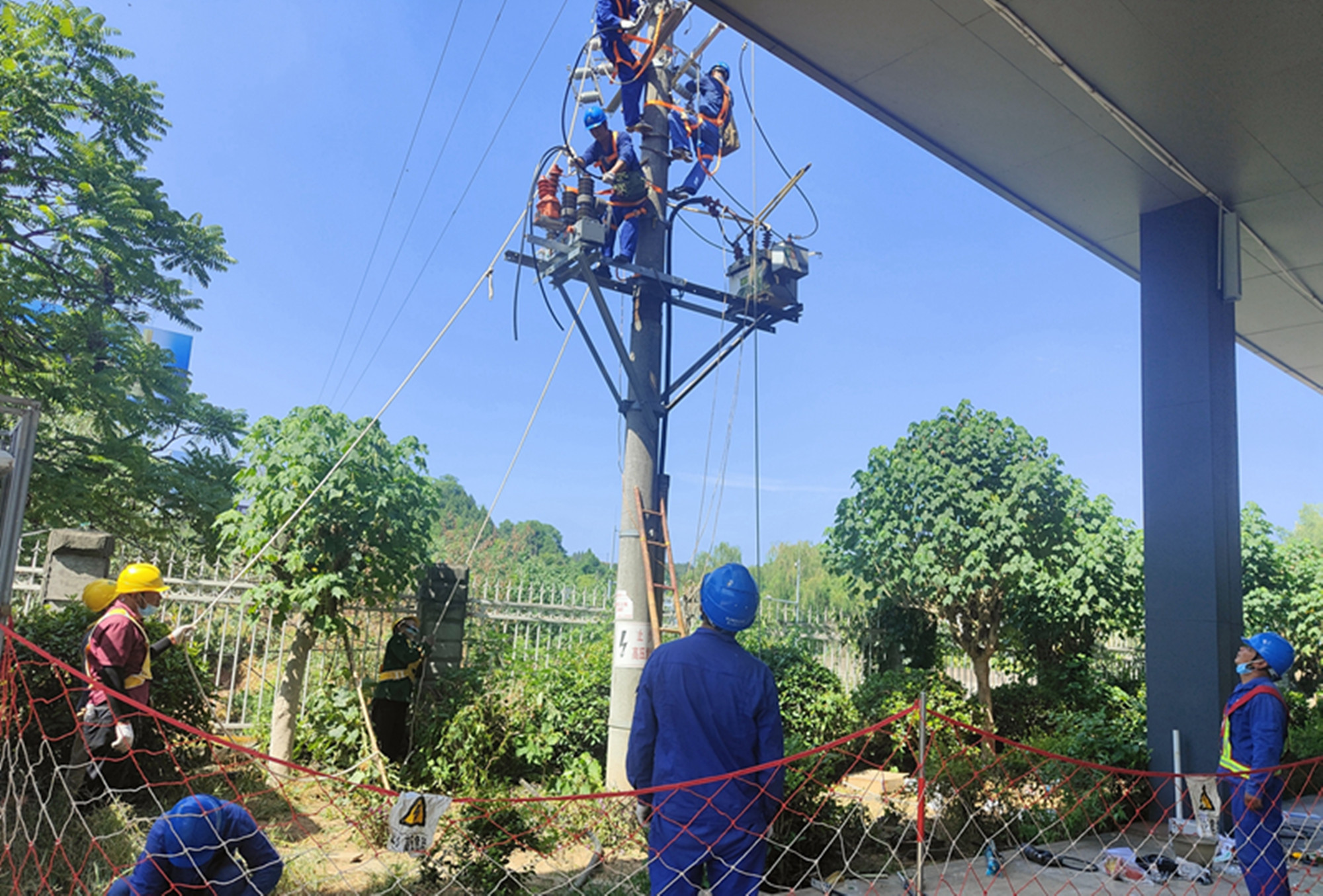 7.28+胡长海+资阳管理处配合政府顺利完成资阳服务区污水提升泵房变压器提升改造作业