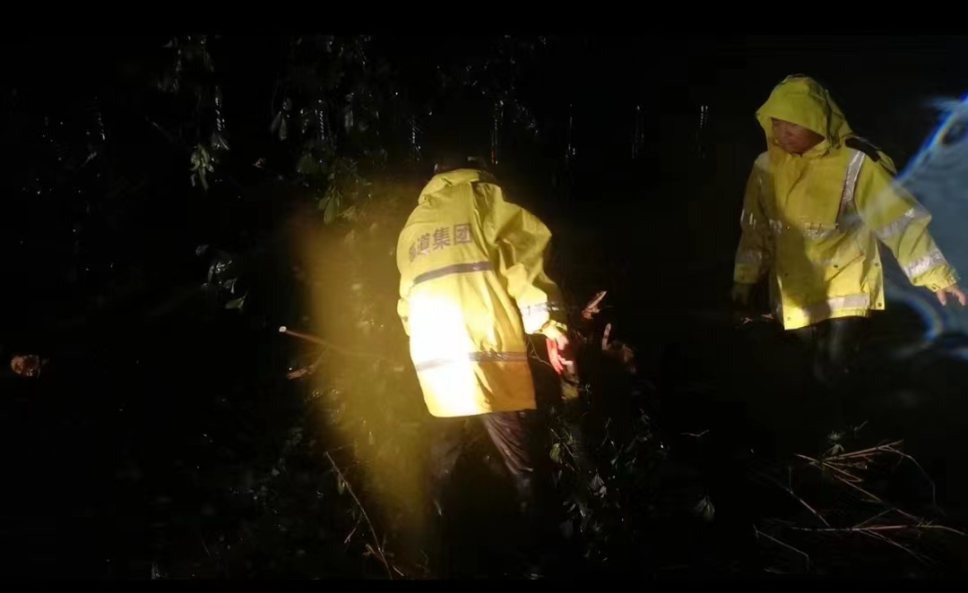 2022.7.27+成渝分公司+成渝高速内江联勤办通宵抢险作战+黄一波