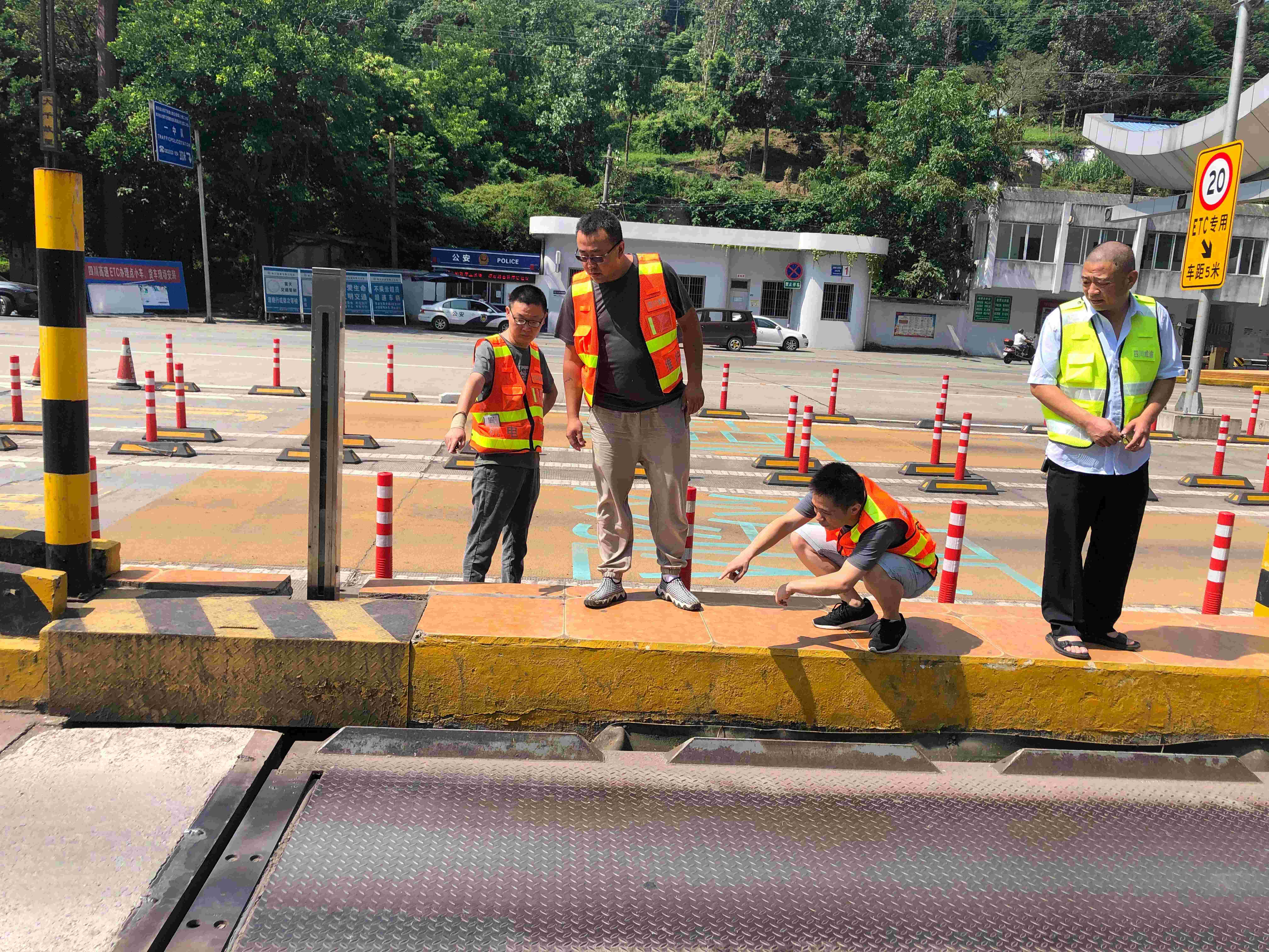 2022.7.6+成渝分公司+内江管理处验收收费站称台改造工程+覃敏