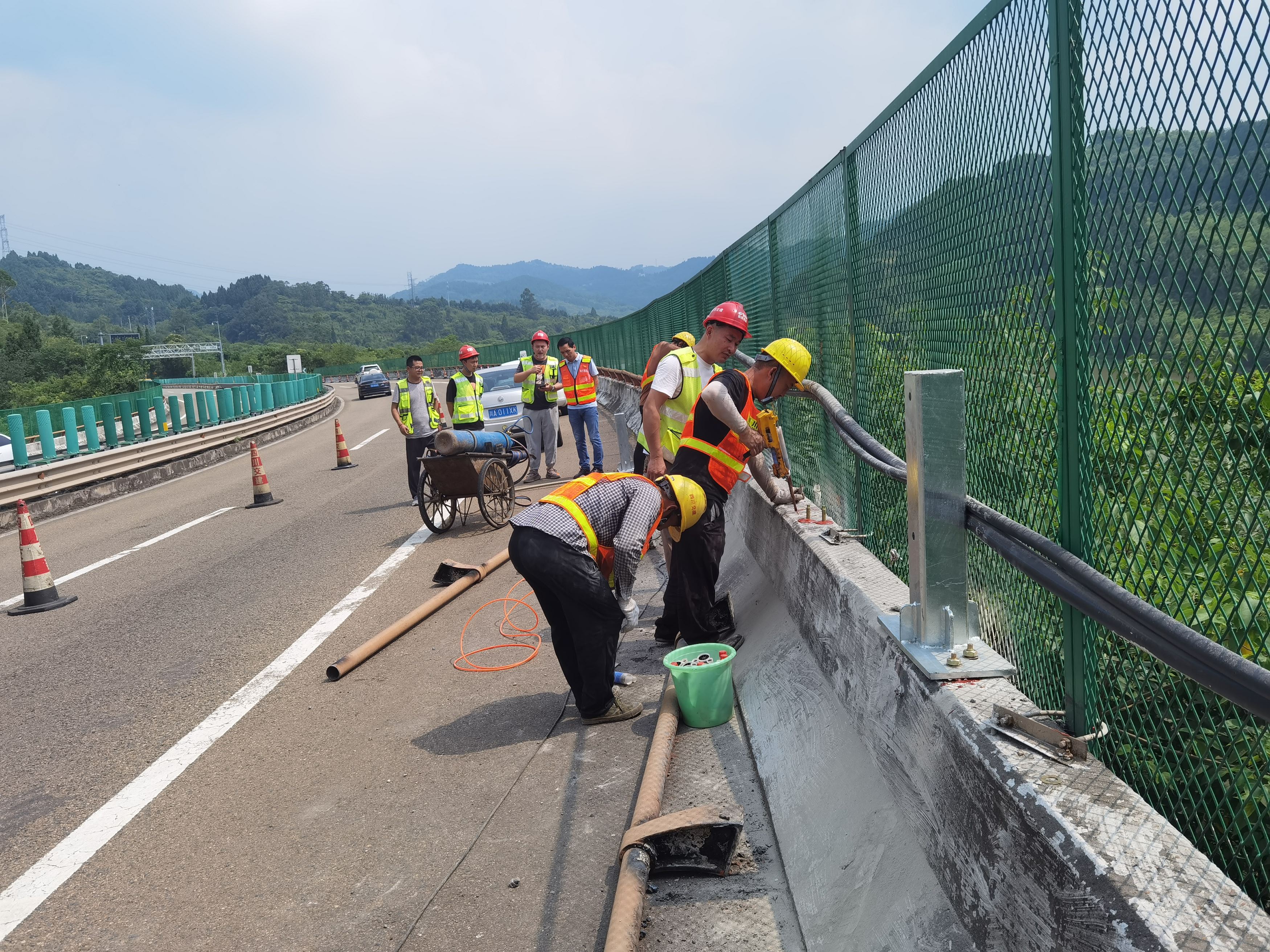 成渝分公司开展老昌湾大桥护栏提升改造工作