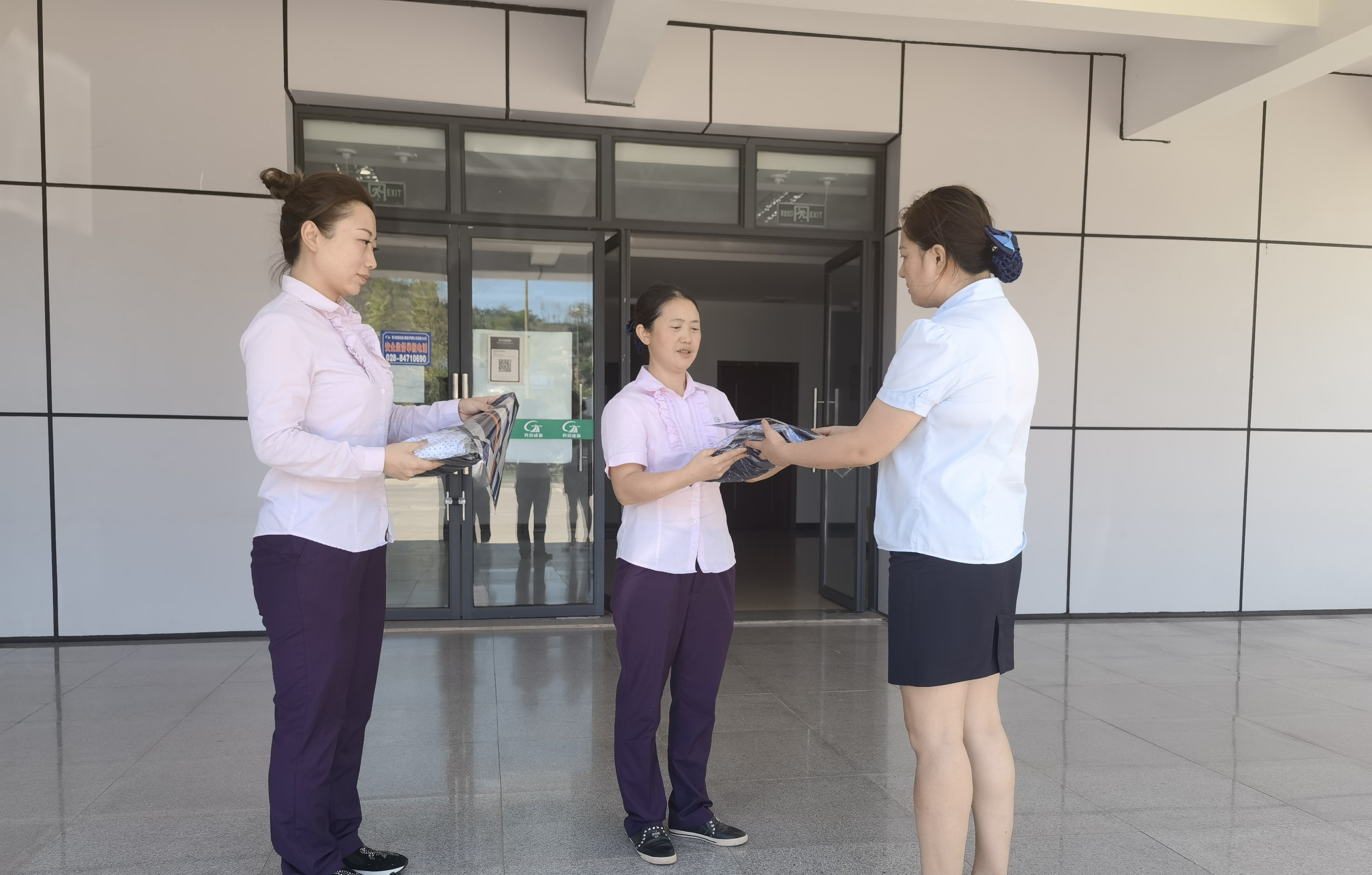 成渝高速收费人员及服务（停车）区工作人员工作服装陆续交货