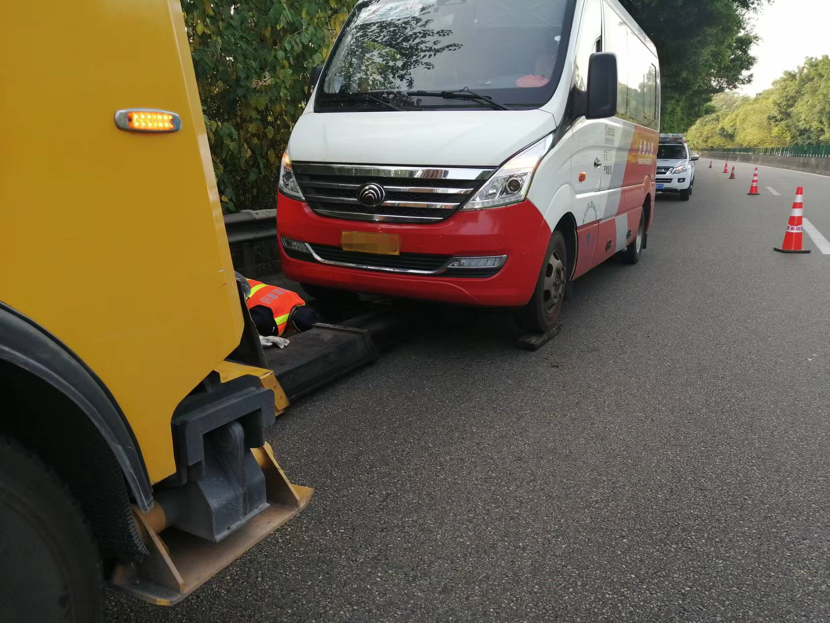 内江管理处快速处置故障热心援助乘客