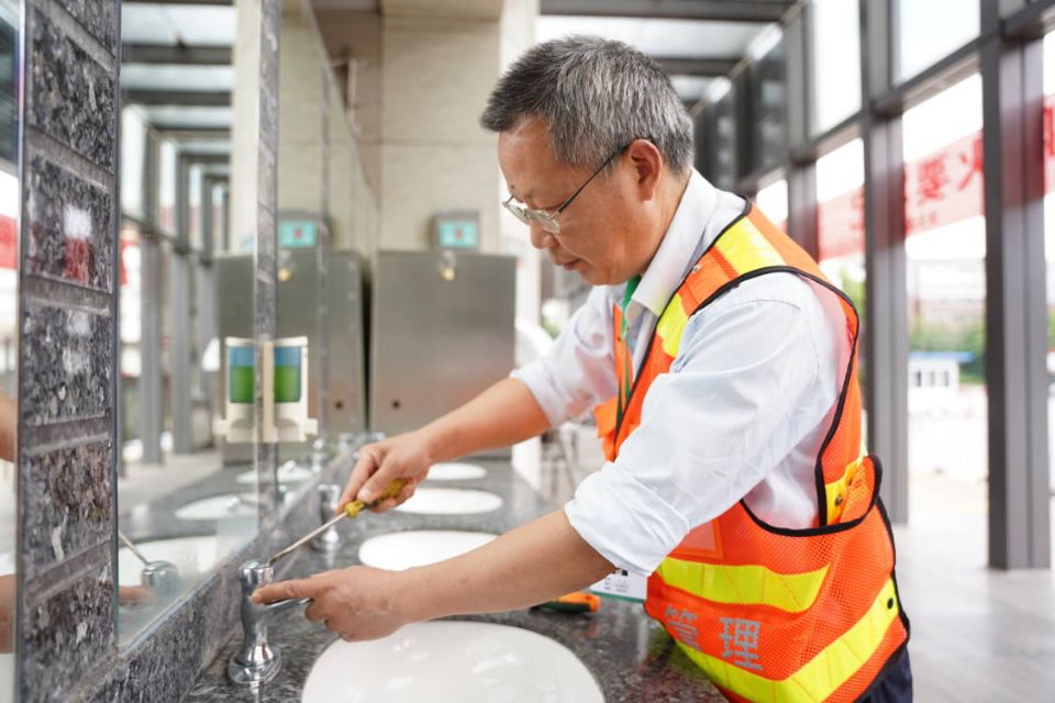 成渝高速内江服务区持续开展降耗增效行动