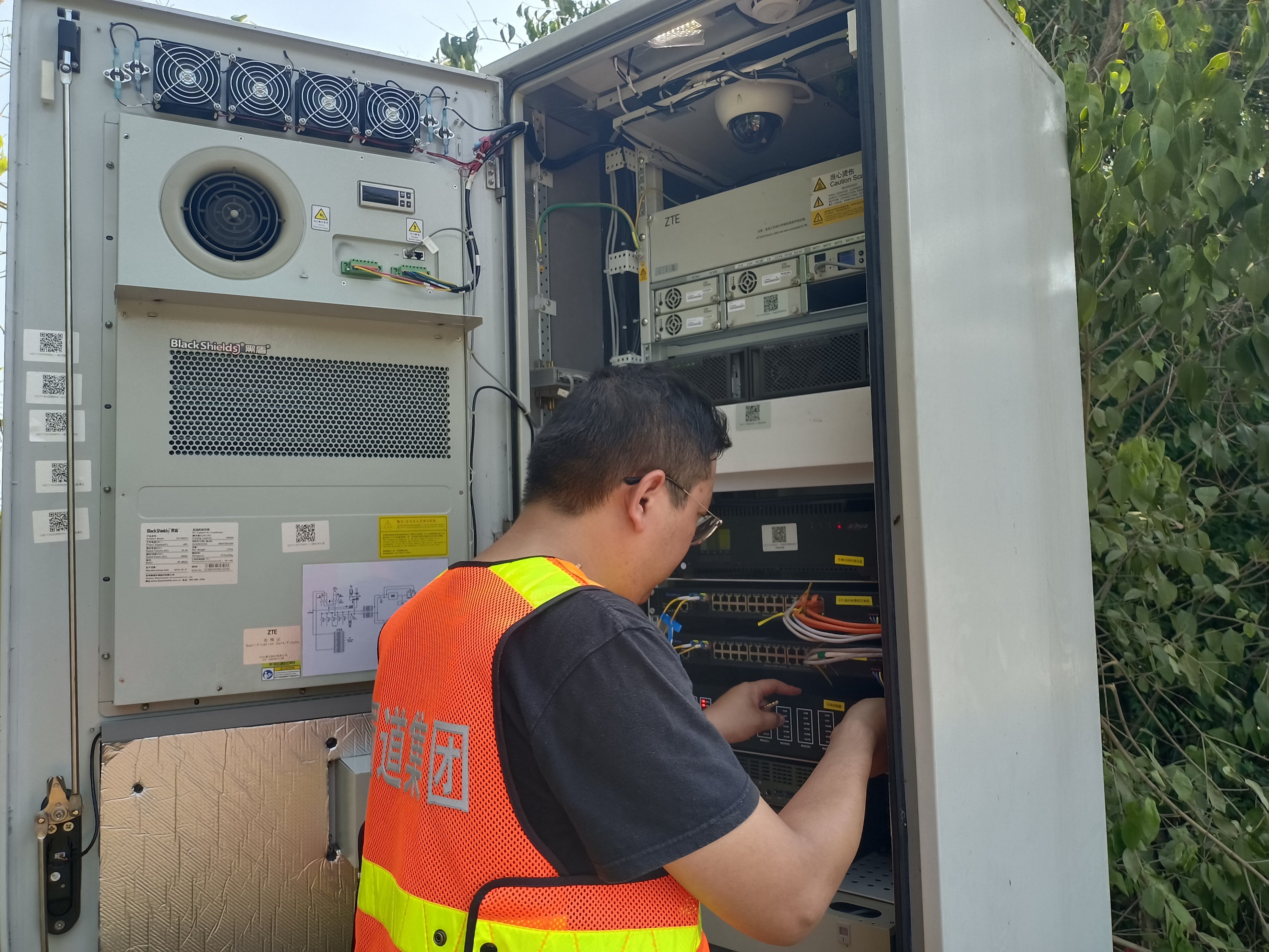 资阳管理处及时处理门架天线控制器PSAM卡故障