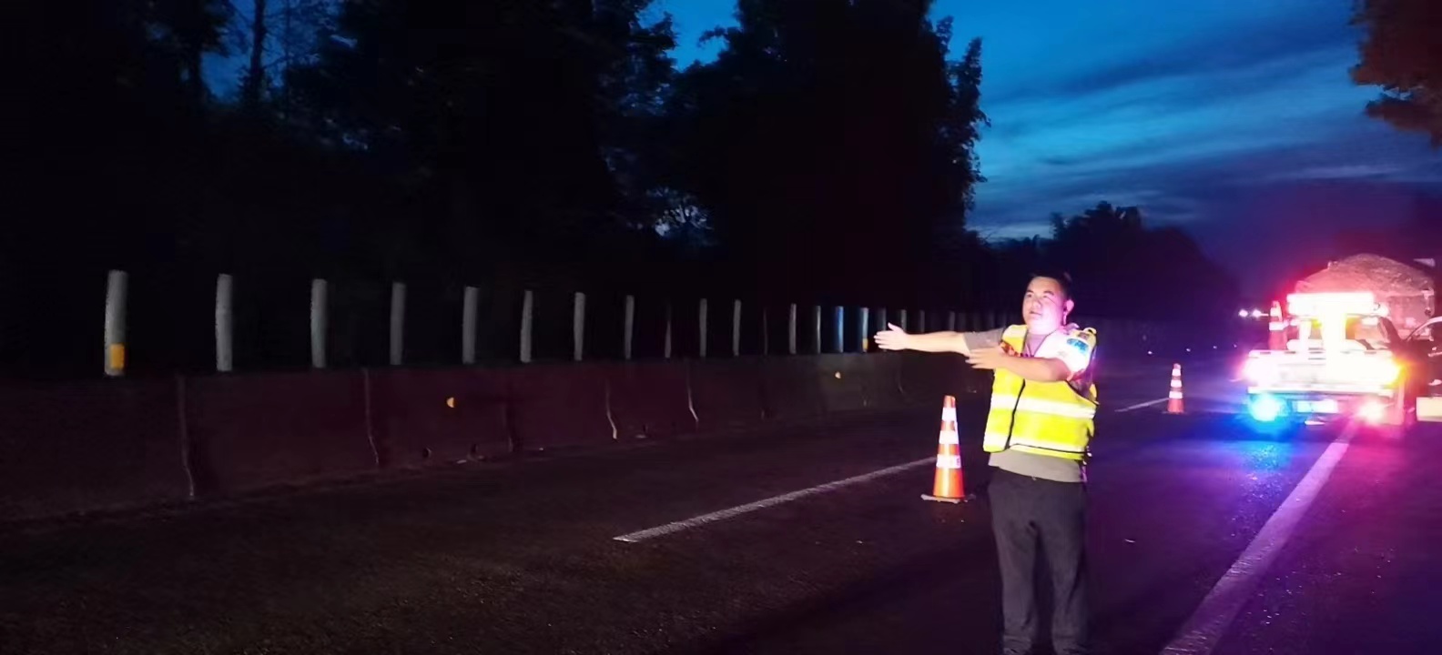 事故无情人有情 热心救援显温情