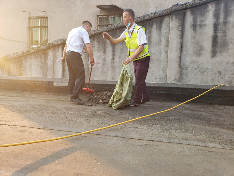 成渝高速鱼溪收费站积极优化站容站貌