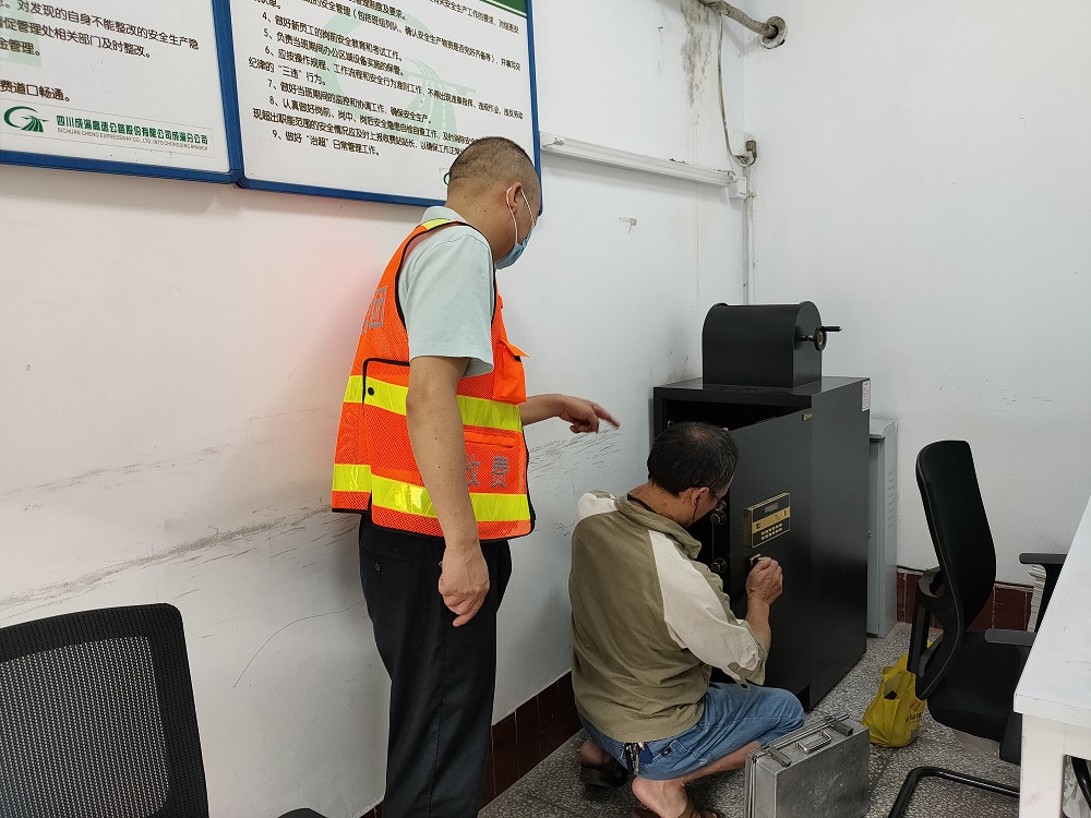 2022.8.5+成渝分公司+内江管理处进一步强化收费站夜间安全管理+黄新华