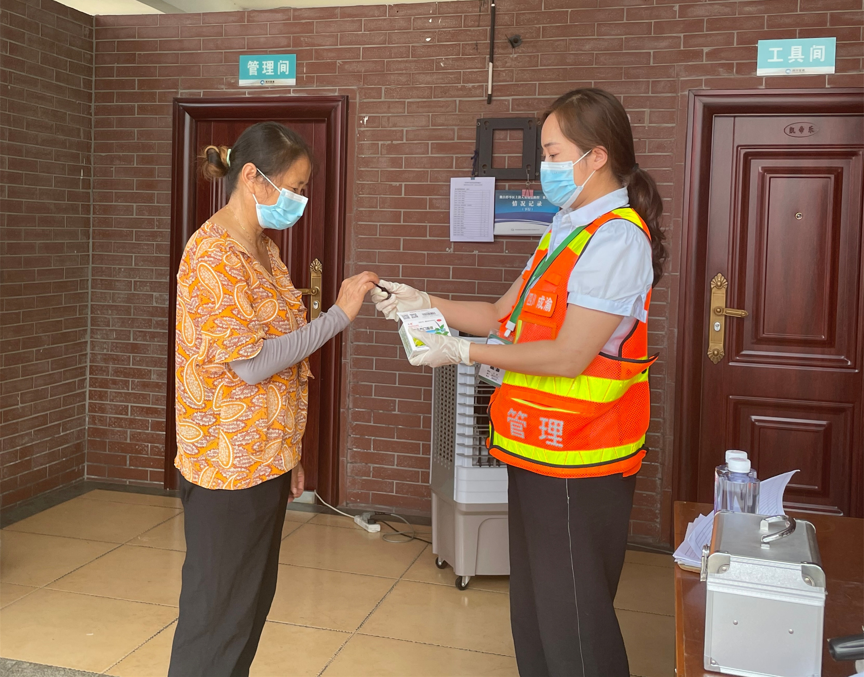 2022.8.4+成渝分公司+成渝高速内江服务区、隆昌停车区夏日送清凉+李娜