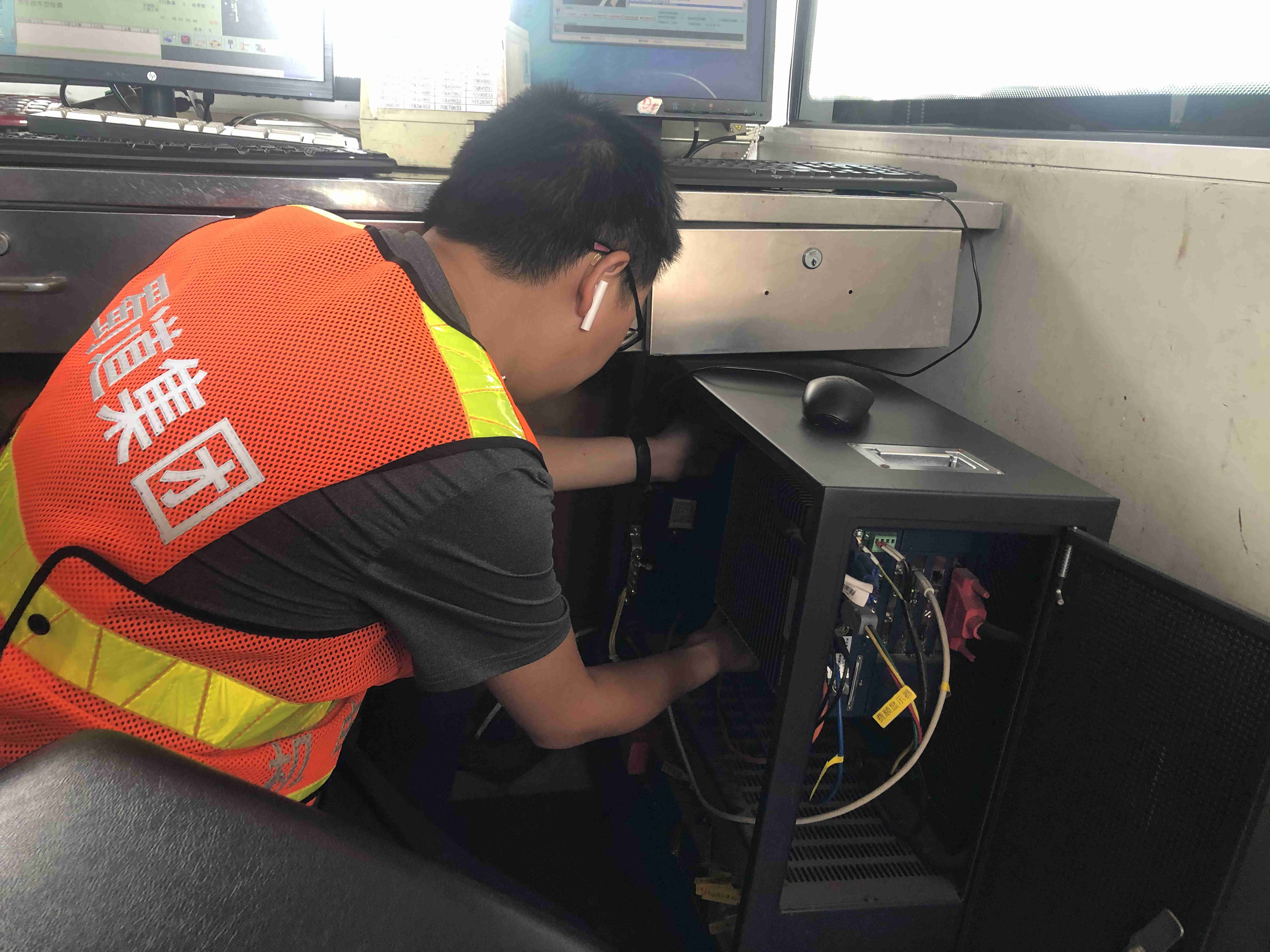 2022.8.4+成渝分公司+内江管理处配合省结算中心紧急修复收费站第三方支付故障+覃敏